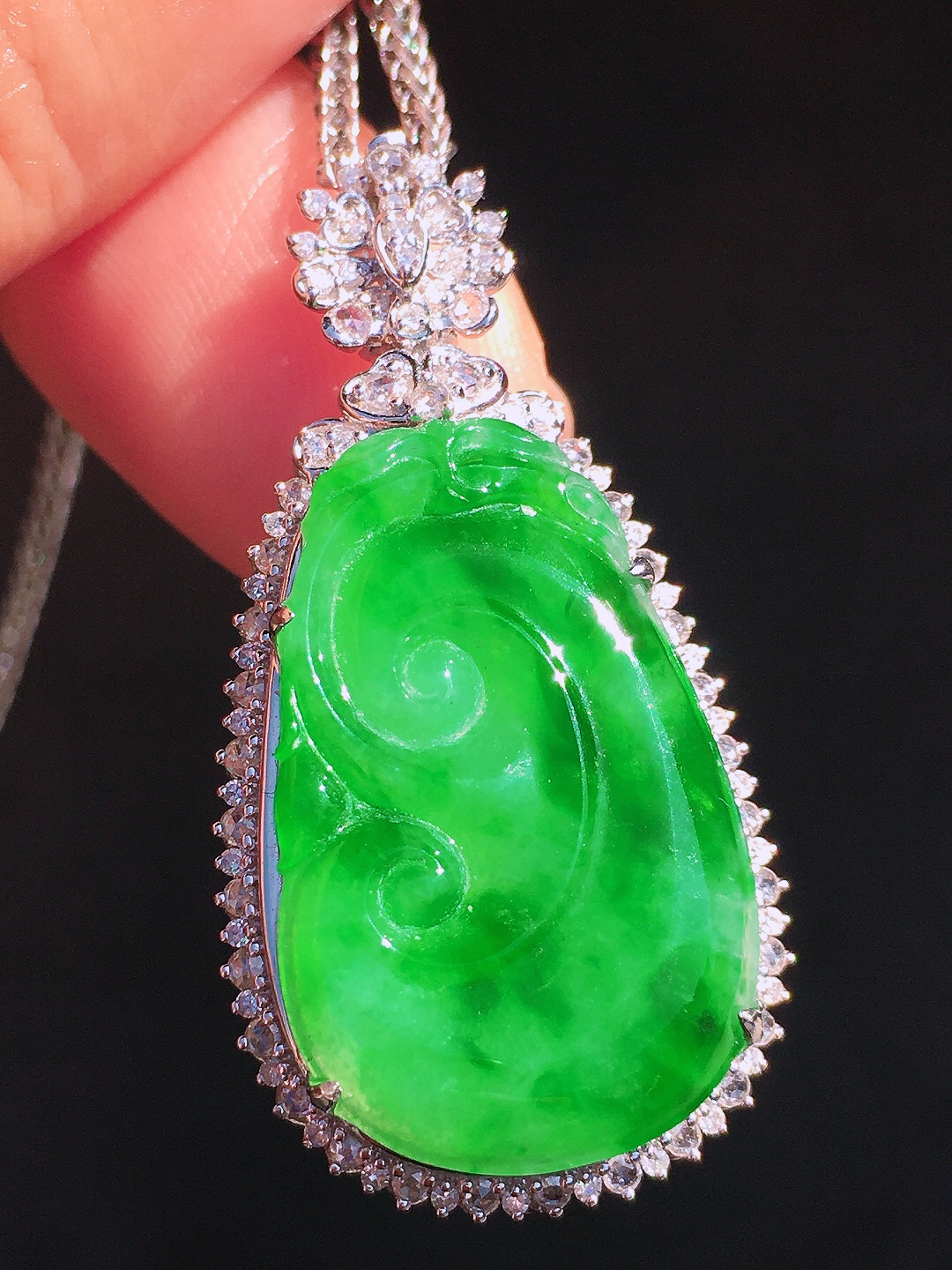 阳绿如意吊坠，色泽均匀艳丽，玉质细腻，荧光感超
强，饱满圆润，尽显优雅气质，18k
金豪华镶嵌