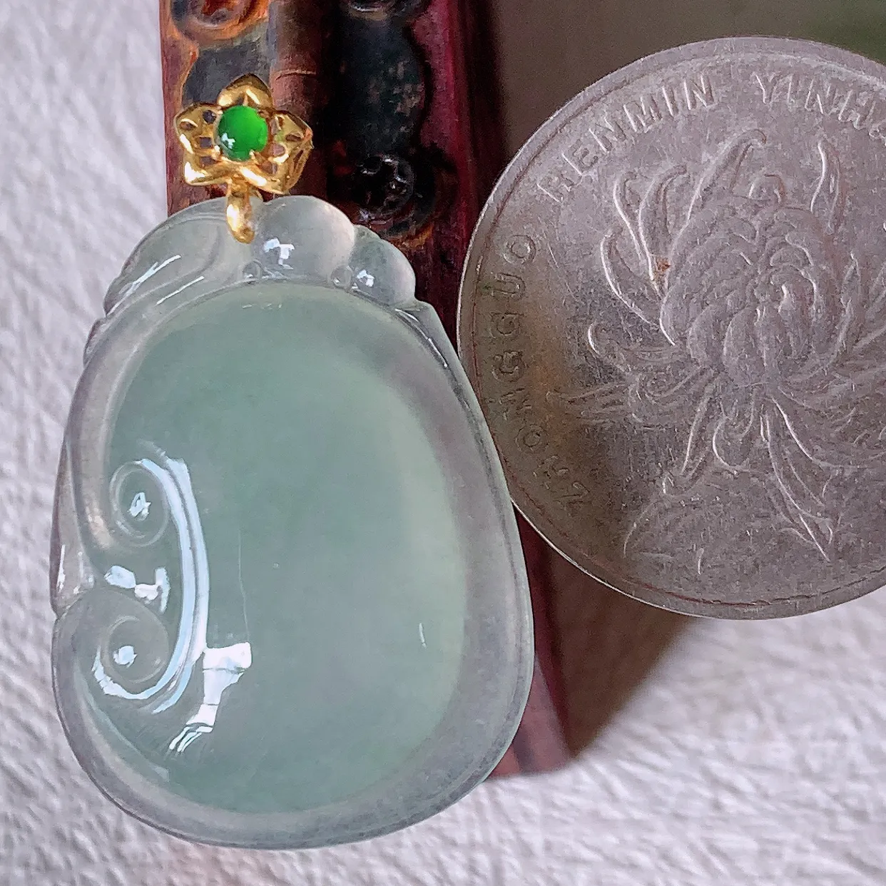 18K金镶嵌冰种翡翠如意吊坠，种老水足，雕工精湛 ，寓意美好，佩戴时尚出众！#12.7