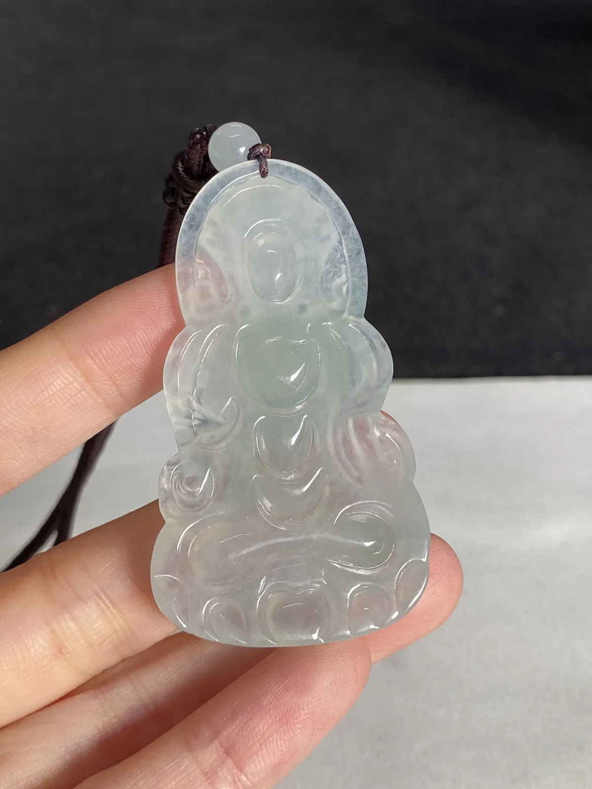 翡翠冰糯种淡绿色吊坠，配珠未测