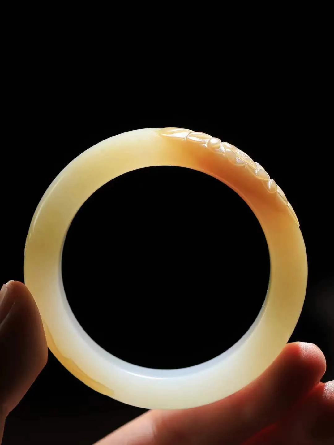 【连年有余.手镯】

精品和田玉糖白玉连年有余手镯 玉质温润细腻 油性十足 精雕鱼儿，鱼鳞精致美观，祥和清灵之气，飘逸灵动之态。佩于腕间清爽迷人，寓意吉祥美好，连年有余.生活富足 重58.8克 尺寸51.5-14.4-9.3mm 79115852T