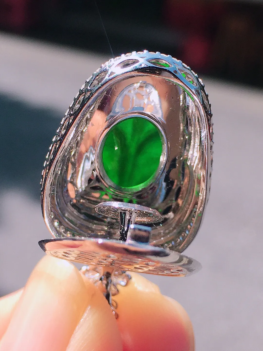 满绿玉叶吊坠，色泽均匀浓郁，玉质细腻，荧光感超
强，饱满圆润，尽显优雅气质，18k
金豪华镶嵌