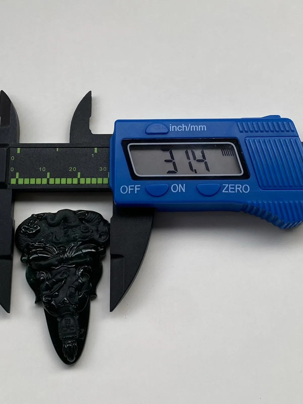 墨翠【普贤菩萨】细腻干净，黑度好、性价比高，雕工精湛，打灯透绿‘