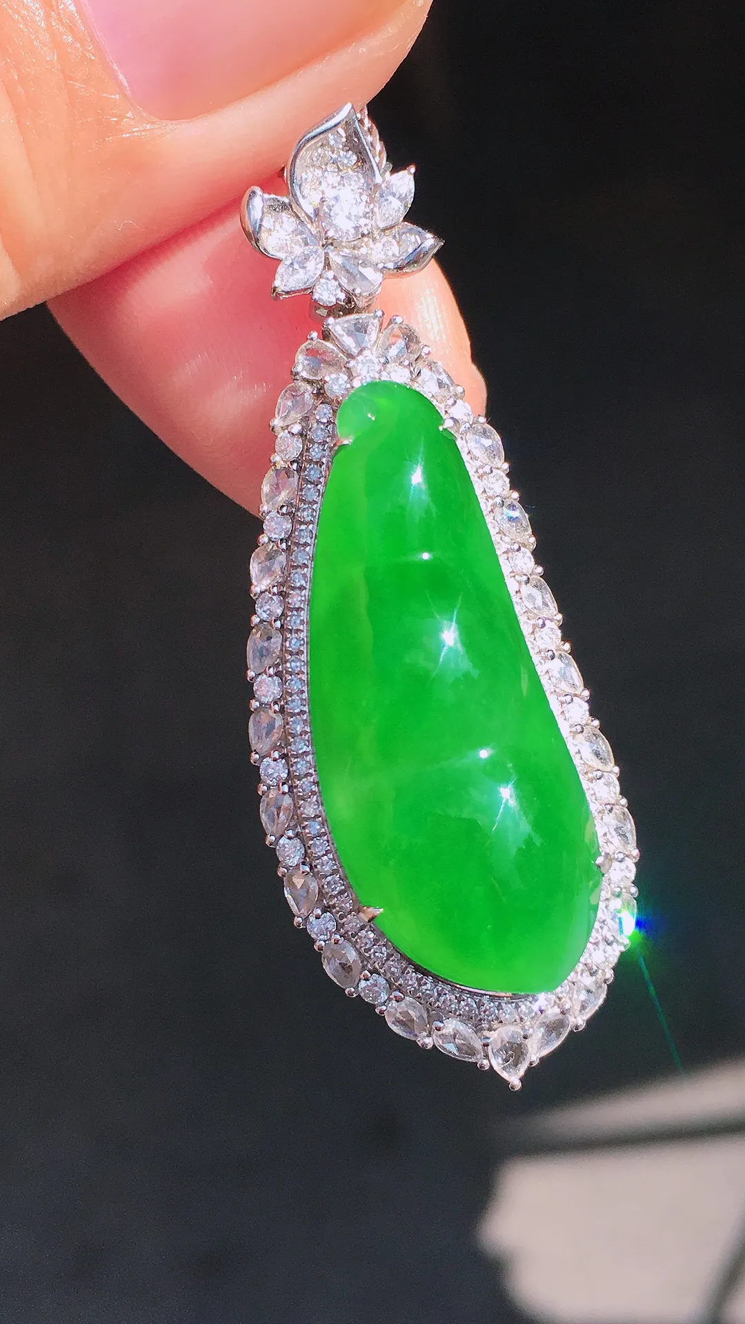 阳绿福豆吊坠，色泽均匀艳丽，玉质细腻，荧光感超
强，饱满圆润，尽显优雅气质，18k
金豪华镶嵌