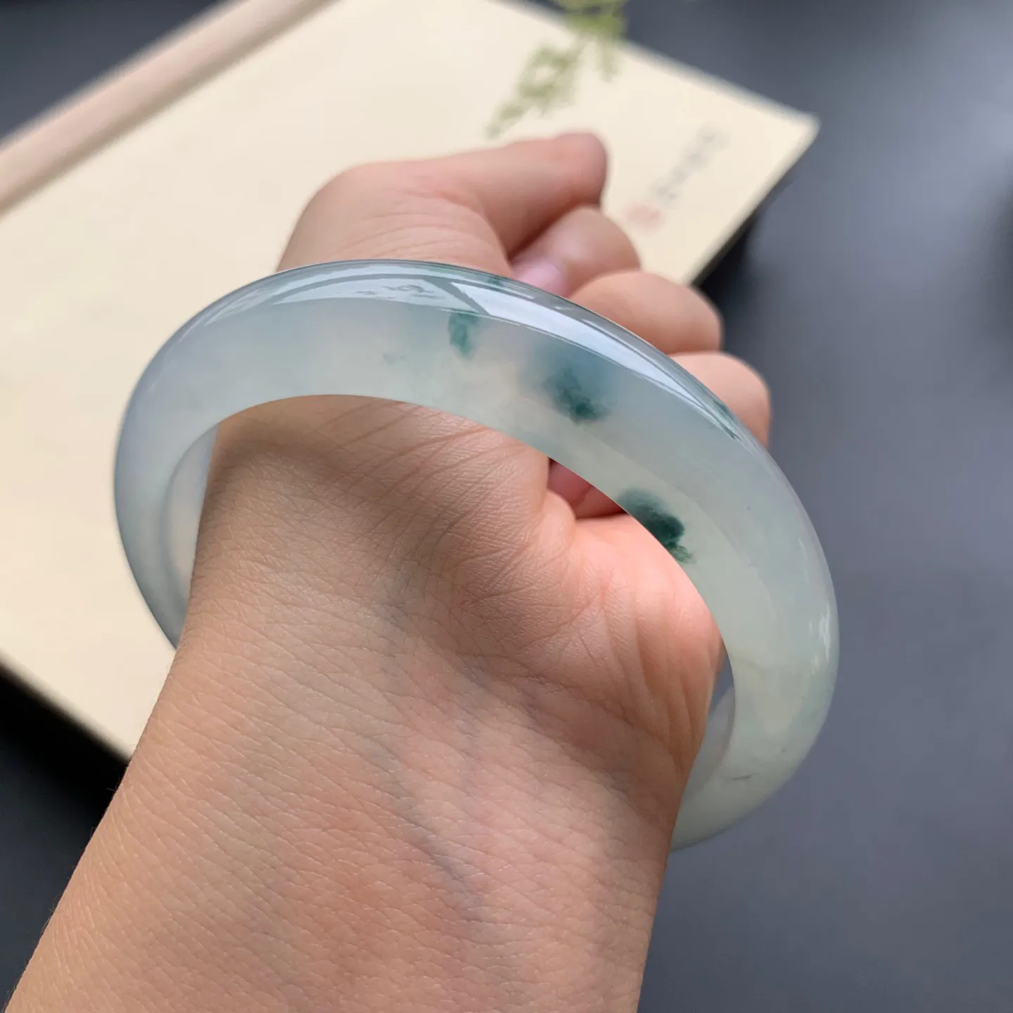 58.8圈口冰种飘花正圈手镯 尺寸：58.8-13.8-8，无纹裂，冰透水润，优雅迷人