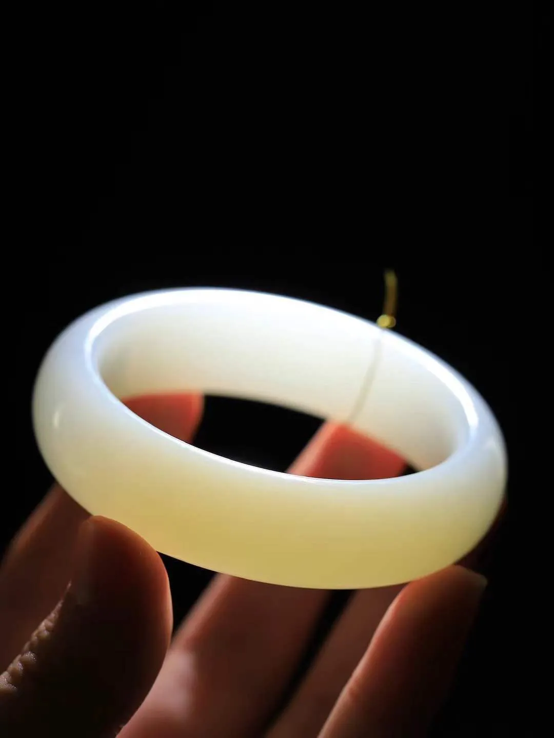 【暖玉生香·手镯】

收藏级臻品️️和田玉糖白玉手镯，质地油润细腻，色泽高贵典雅，镯型古朴典雅。在诗情画意的雨巷相遇，你是我腕间的一抹风情，有你眸有深情，清风荡漾湖间静水，我愿俯身低眉，在烟波涟漪处，寻你深情倩影。内径58mm 尺寸18-10mm 重91.7克45110832A