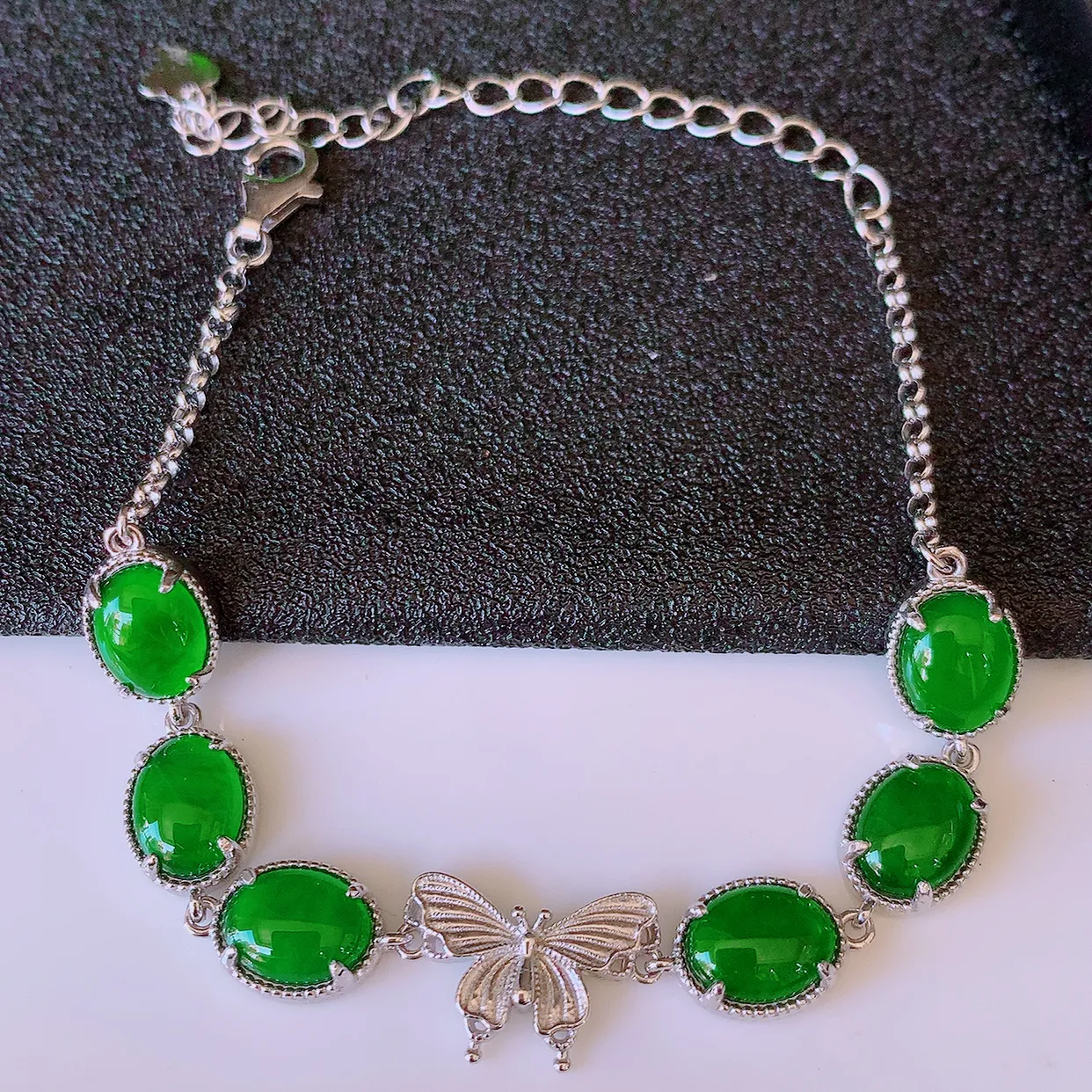 冰透满绿翡翠925银镶嵌手链，自然光实拍，翠色灵动，颜色漂亮，种老水足，品相佳，佩戴佳品！#97.7整体9*7.2*4裸石8-6.5