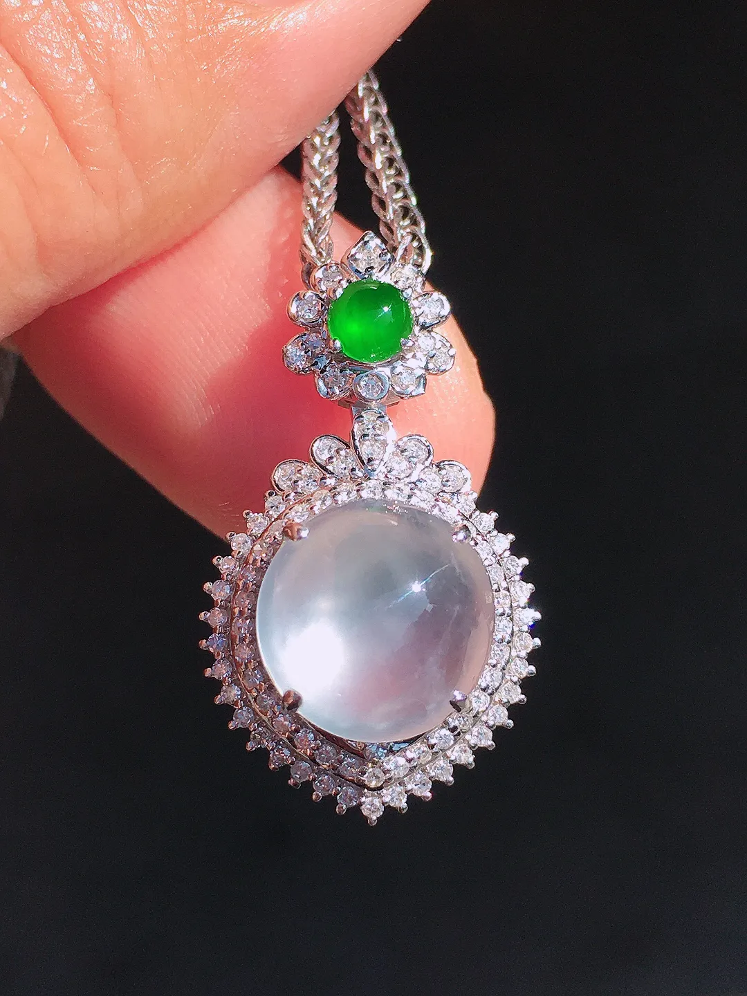 玻璃种蛋面吊坠，玉质细腻，荧光感超
强，饱满圆润，尽显优雅气质，18k
金豪华镶嵌