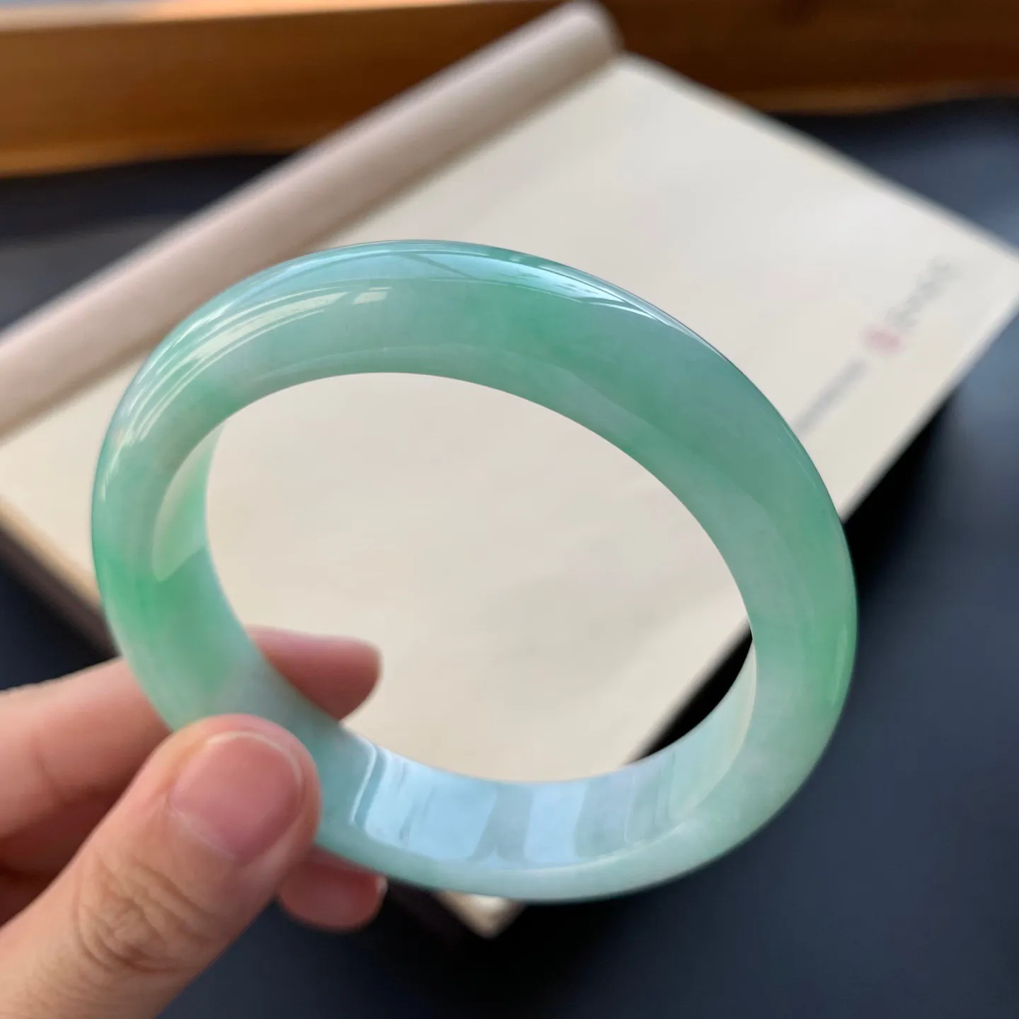 56.5圈口飘绿正圈手镯 尺寸：56.5-13.2-8.2，无纹裂，细腻光滑，色泽靓丽