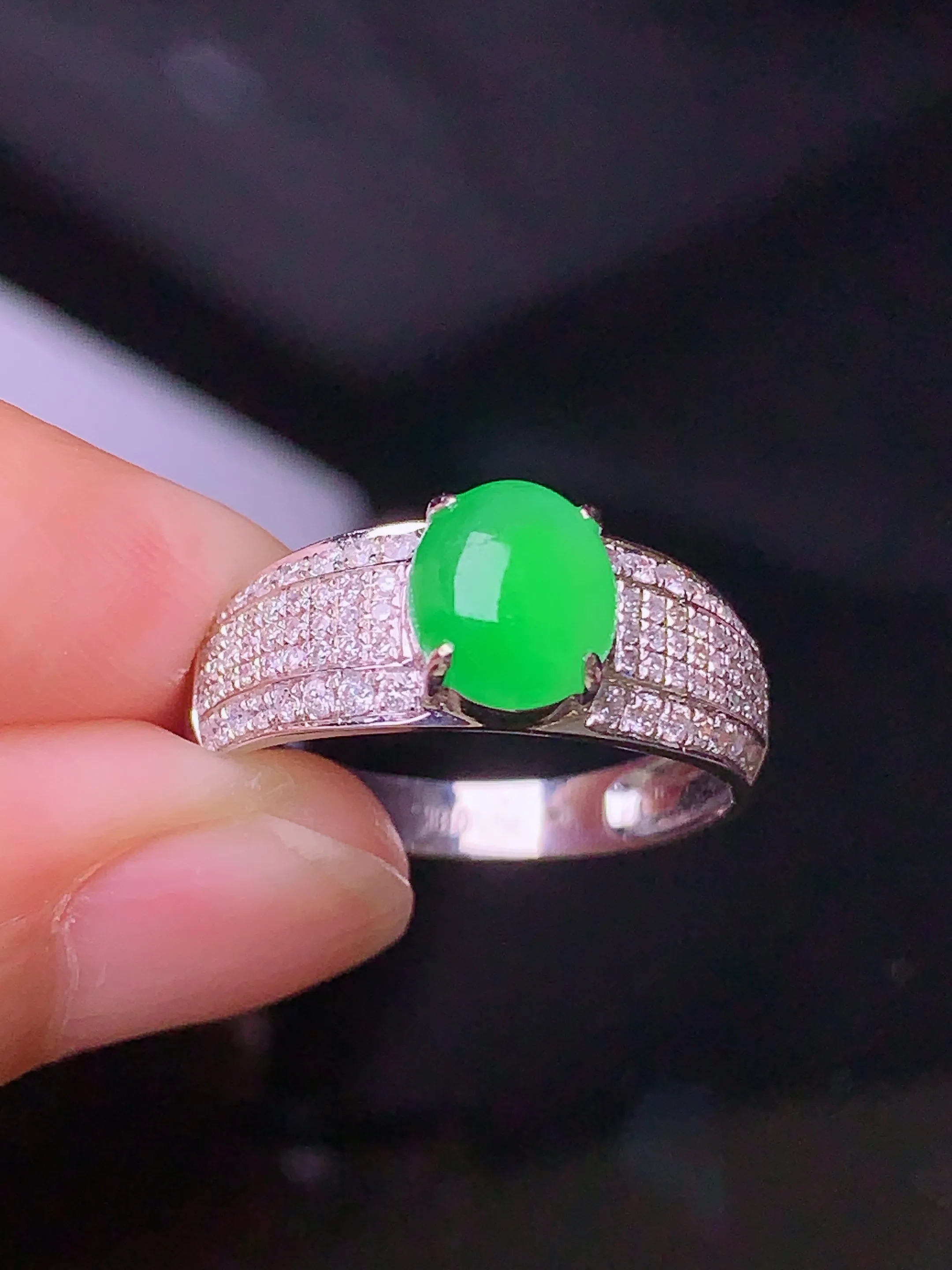 18k金钻镶嵌满绿蛋面戒指 玉质细腻 色泽清新艳丽 圈口15 整体尺寸7.2*6.3*3.8