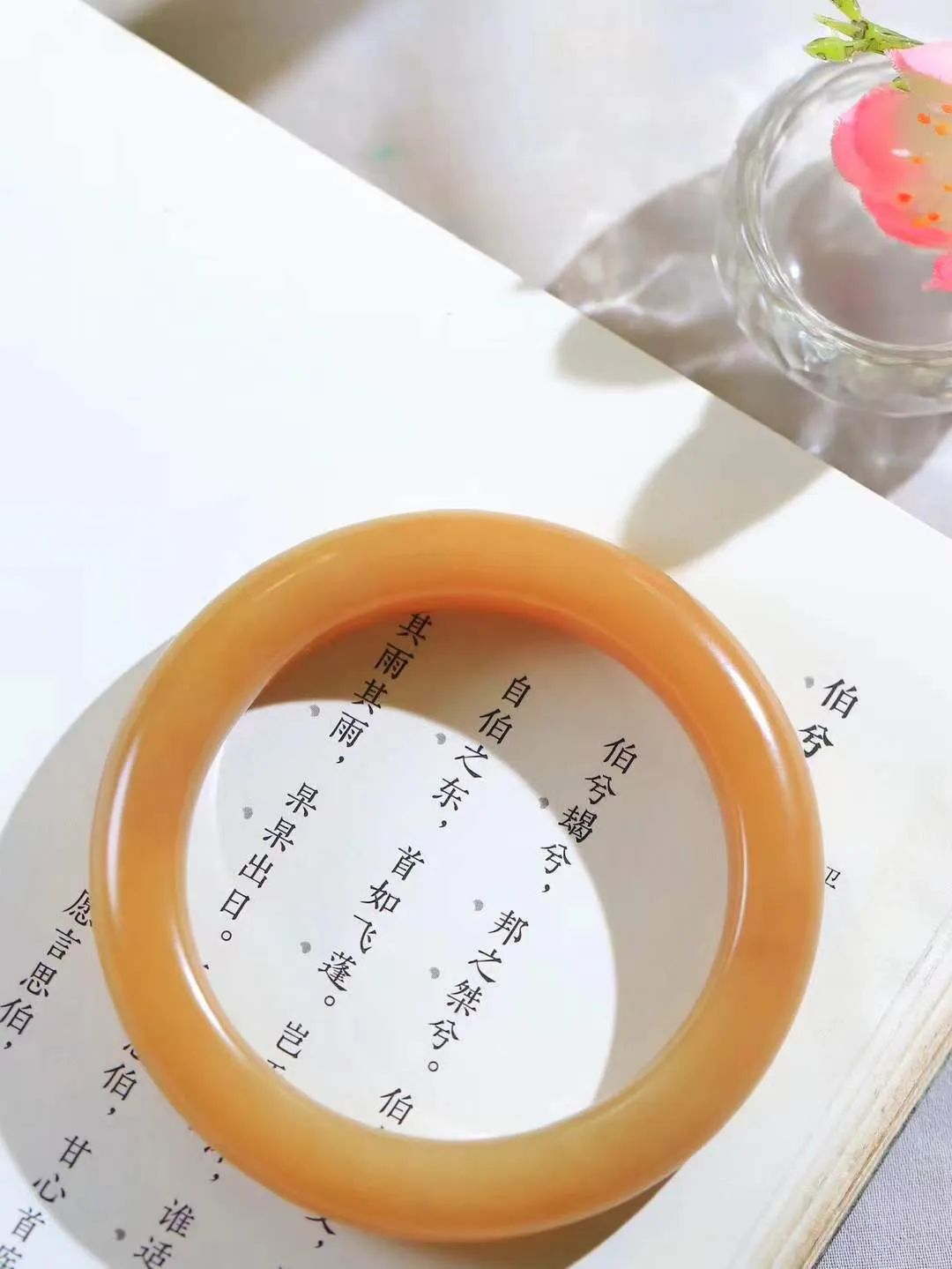 【暖玉生香·手镯】

精品和田玉糖玉手镯，质地油润细腻，色泽高贵典雅，镯型古朴典雅。在诗情画意的雨巷相遇，你是我腕间的一抹风情，有你眸有深情，清风荡漾湖间静水，我愿俯身低眉，在烟波涟漪处，寻你深情倩影。内径53mm尺寸11.2-9.8mm重51.7克  69115851T