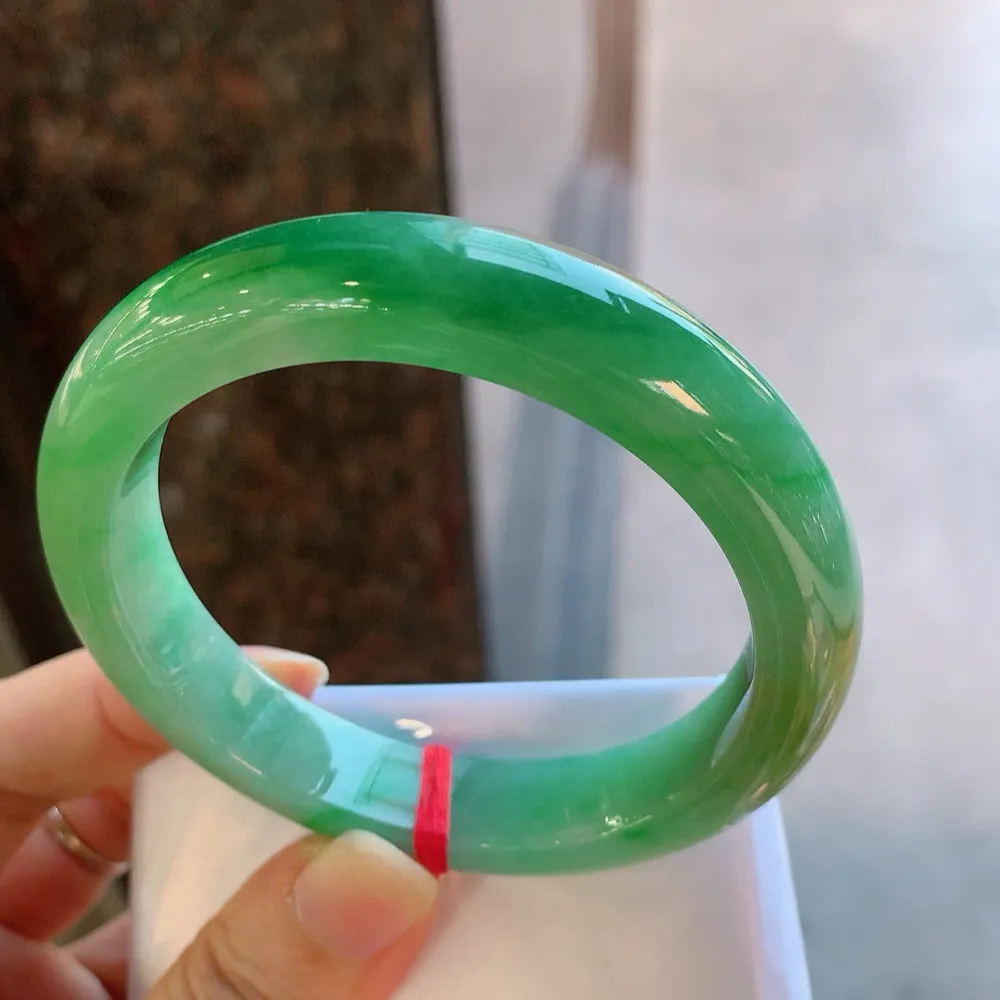 正圈一大节辣绿 无瑕 尺寸:58.1/12.1/9.1 色辣