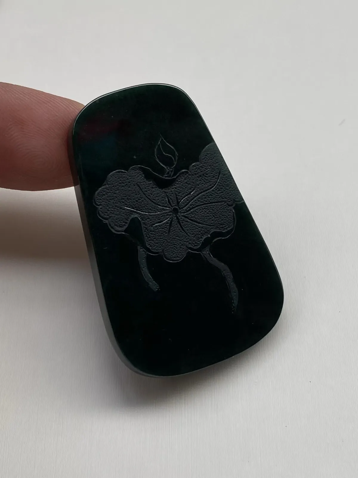 墨翠【普贤菩萨】细腻干净，黑度好、性价比高，雕工精湛，打灯透绿‘