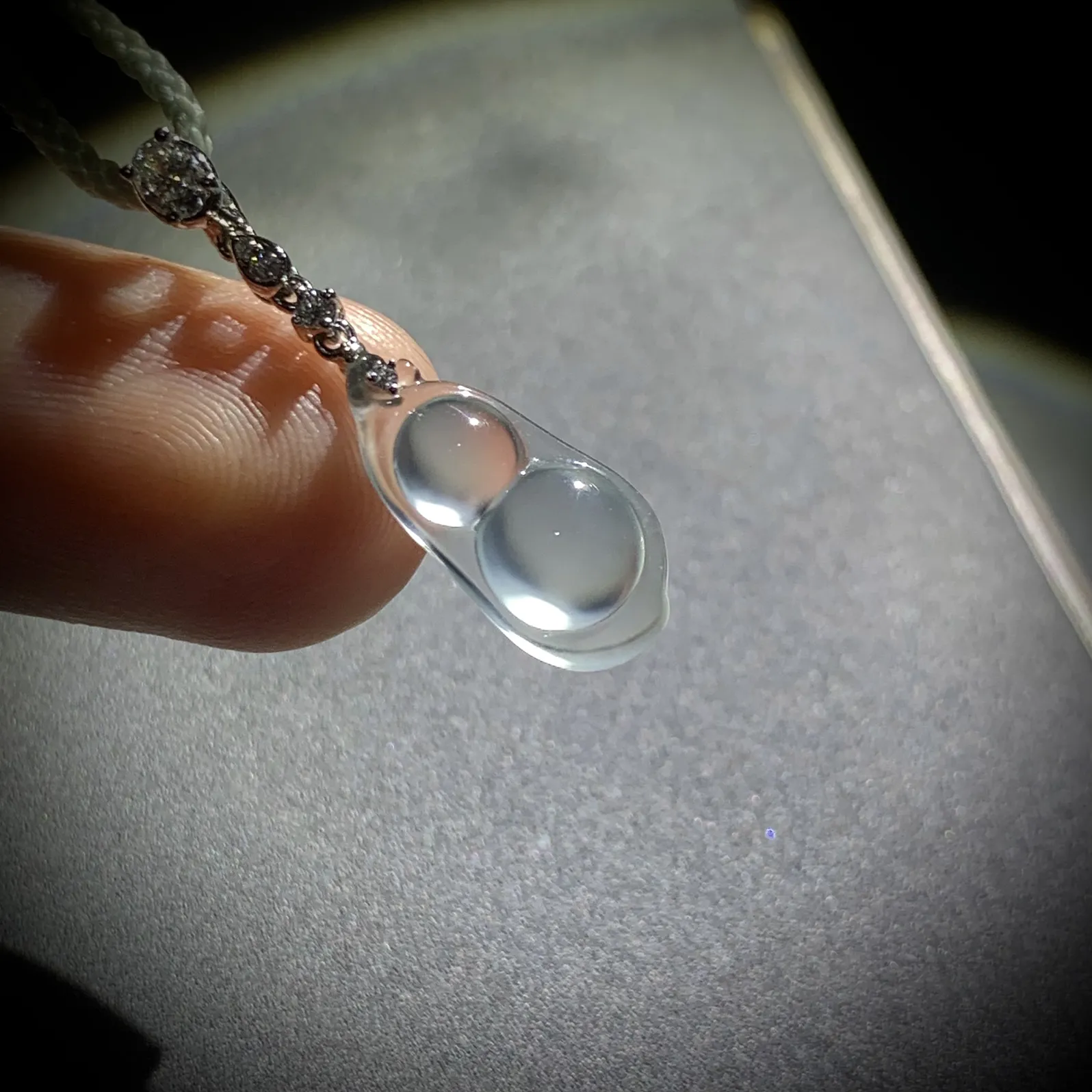 茅台白玻璃种高品质豆子，
裸石约15.8-7.5-3.8mm，
18K金，南非钻，