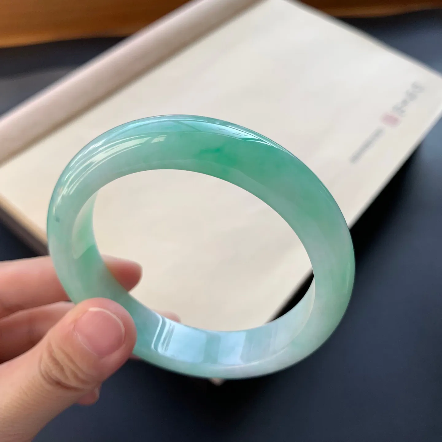 56.5圈口飘绿正圈手镯 尺寸：56.5-13.2-8.2，无纹裂，细腻光滑，色泽靓丽