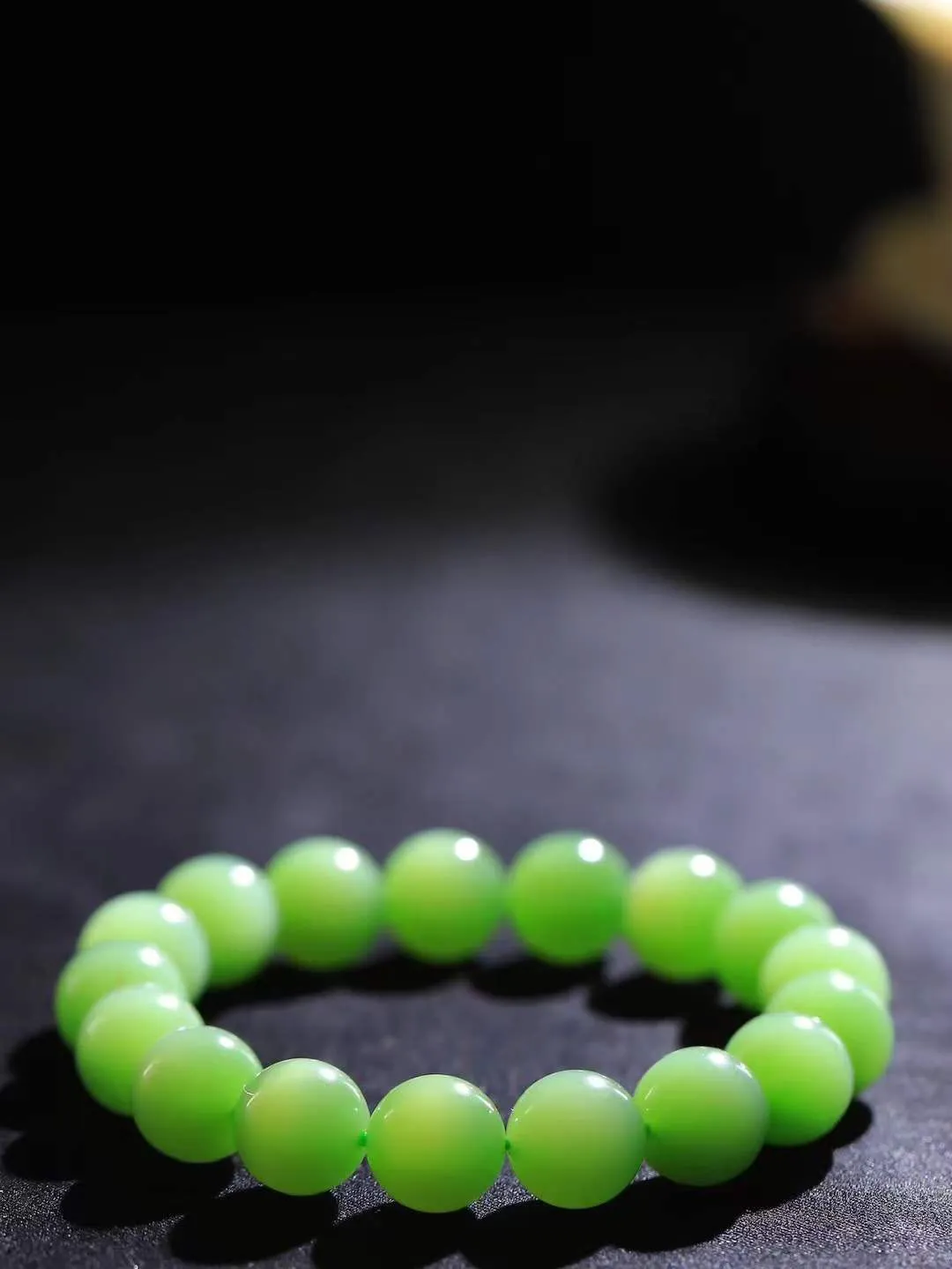 【珠圆玉润.手串】

收藏级臻品️和田玉碧玉猫眼珠圆玉润手串 玉质温润细腻  整串打磨圆润，佩戴舒适。珠珠落玉盘，间关莺语花底滑，一生美好时光，无论身在何处，都有它相伴相守。事事顺遂，幸福美满，吉祥如意。重45.8克 尺寸取一11.9mm  FDA-22110833