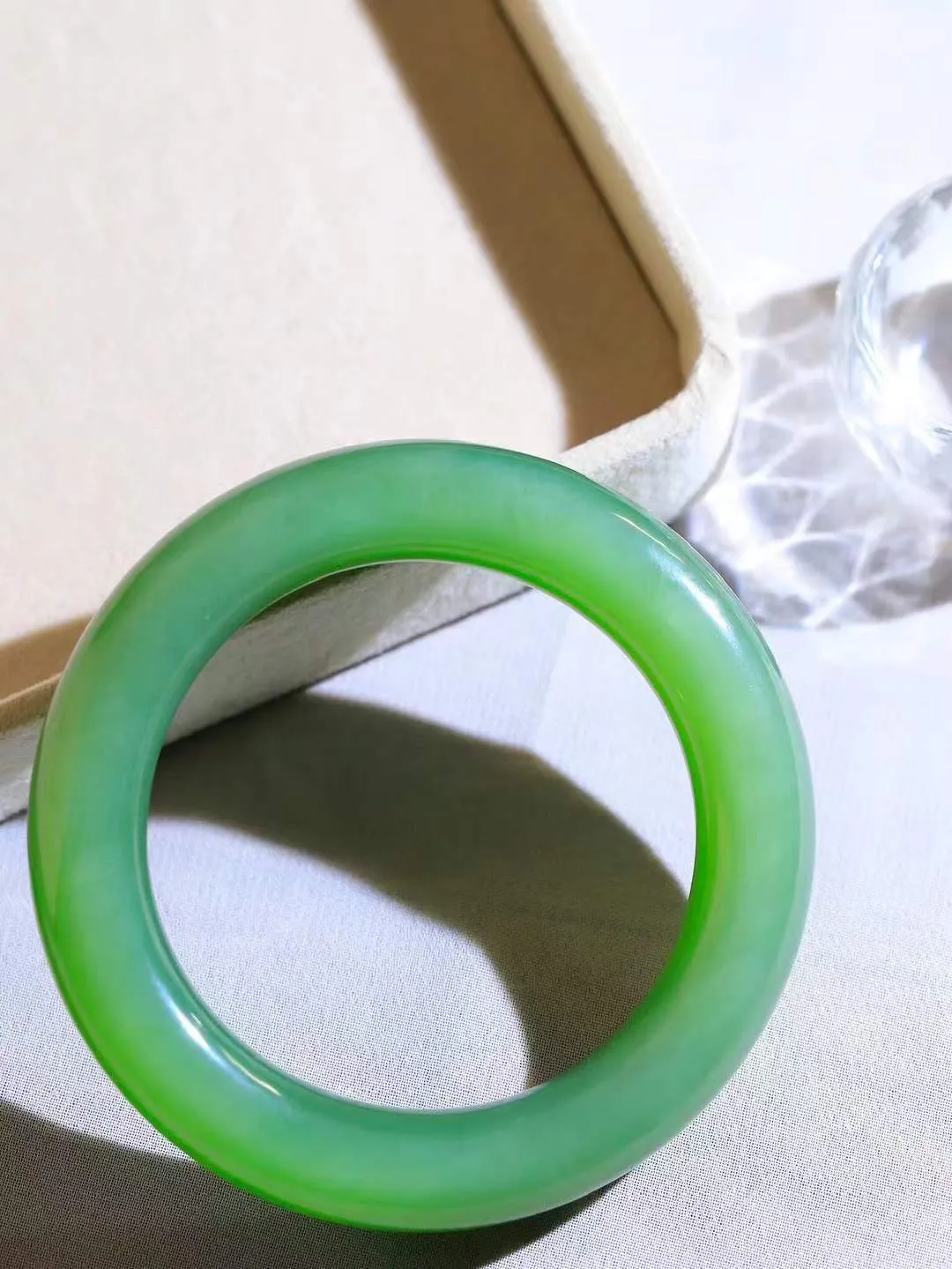 [温润如玉.手镯]

收藏级臻品️和田玉碧玉微猫眼圆条手镯。玉质温润细腻 油性十足 手感舒适，高华雅逸，线条流畅，简约大气，美自天成，素雅高贵。佩戴于腕间，婉约之美，举手投足间透出那份低调奢华。重78.5克 内径55mm尺寸12.6-12.5mm FDA-12110200