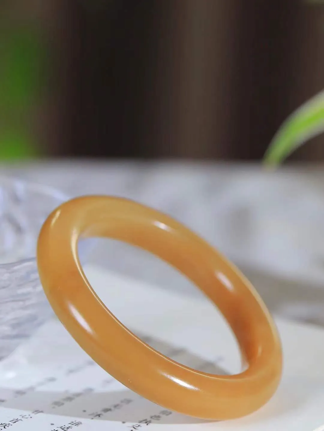 【暖玉生香·手镯】

精品和田玉糖玉手镯，质地油润细腻，色泽高贵典雅，镯型古朴典雅。在诗情画意的雨