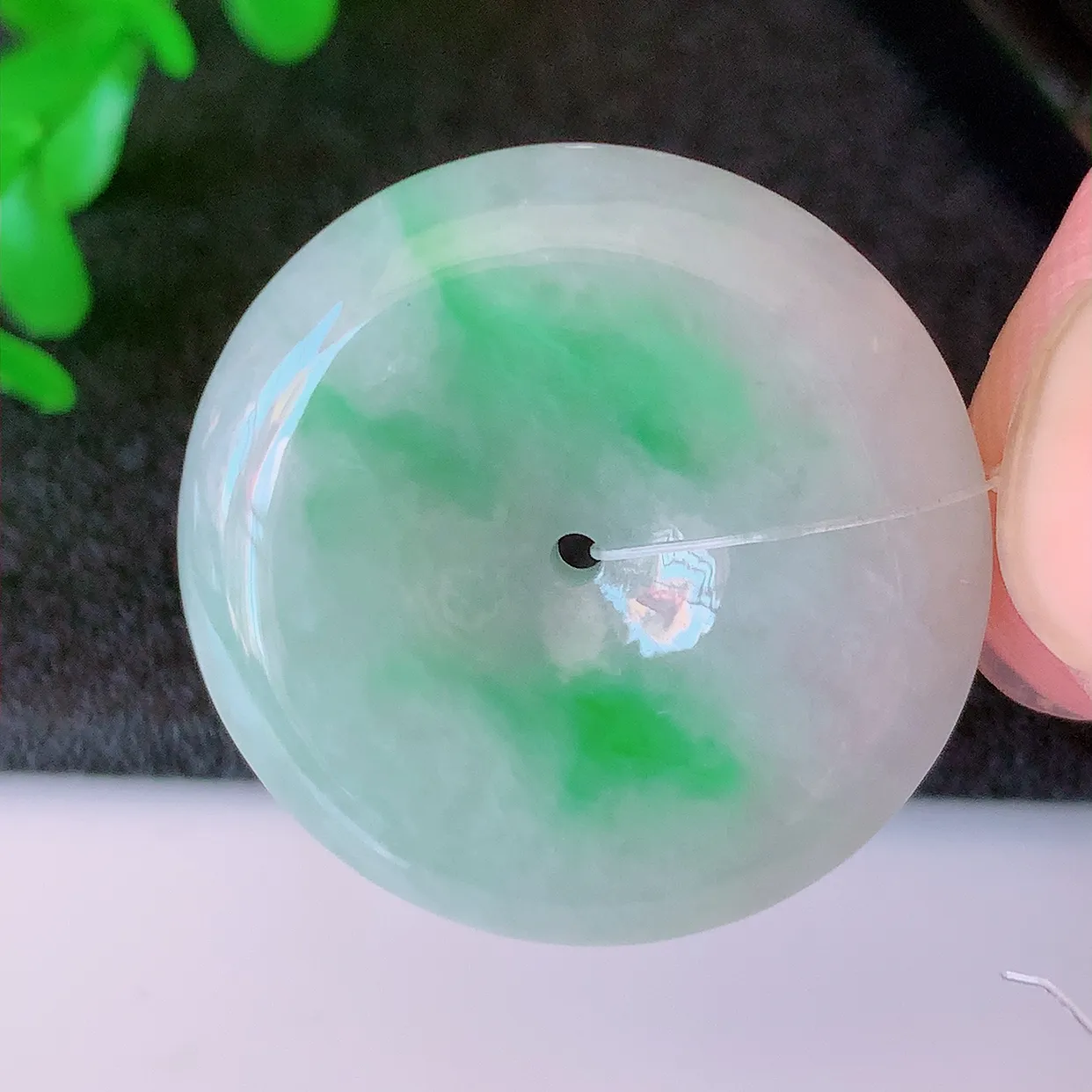 自然光实拍，冰润飘绿翡翠平安扣吊坠，玉扣，平安是福；很美的料子，平安扣佩戴优雅迷人！#49.7