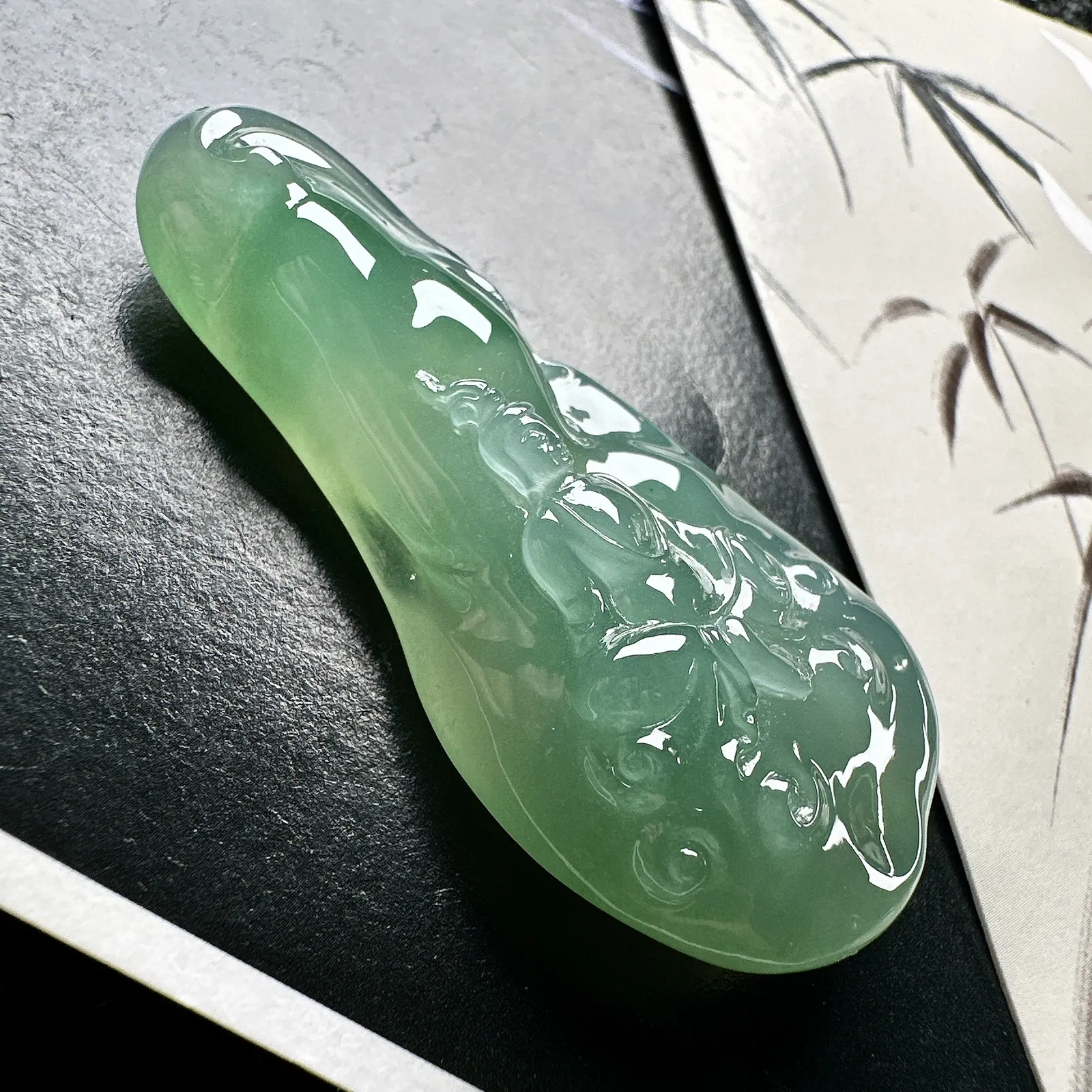 【冰种晴绿随形观音】质地细腻，通透度上佳，冰感十足，适合佩戴。