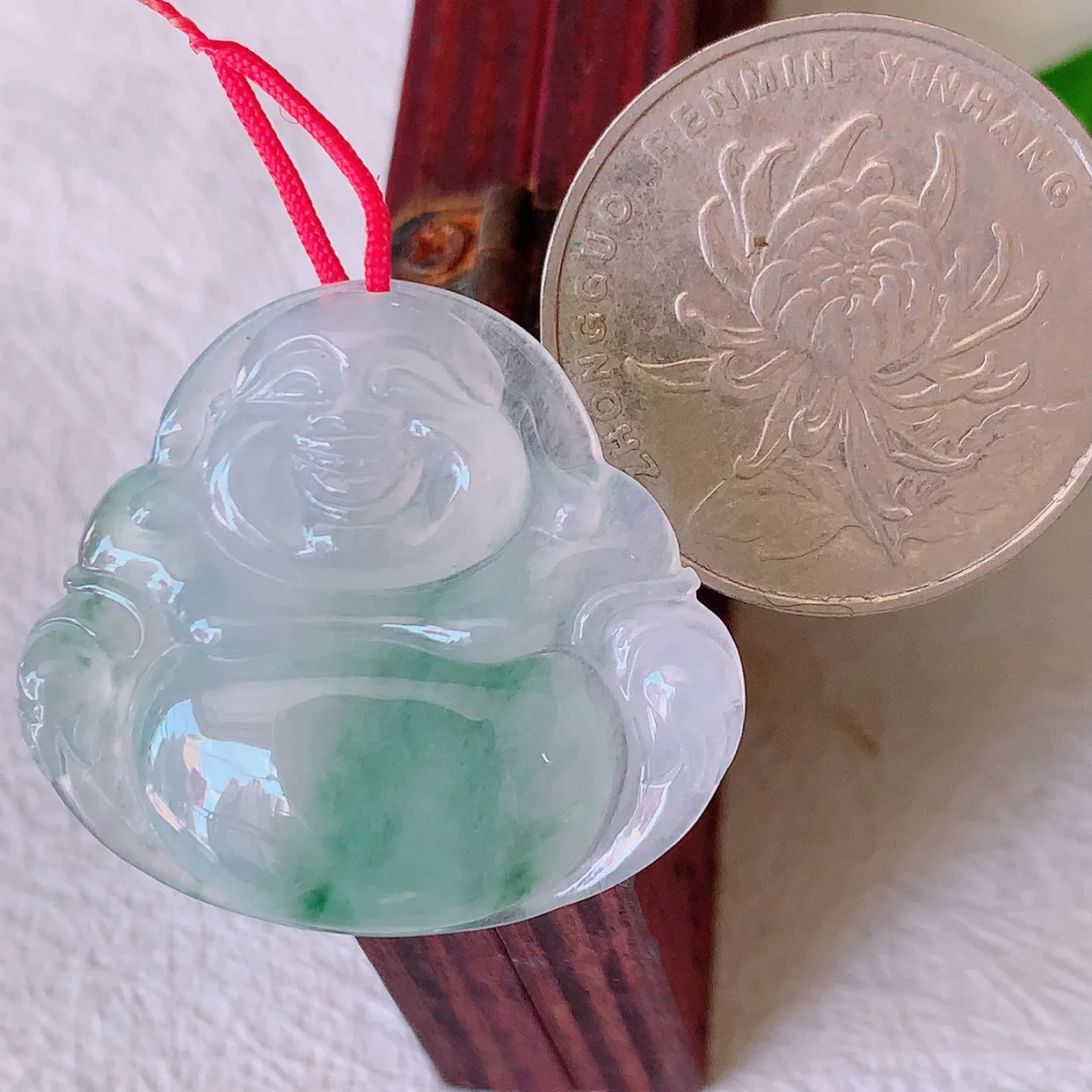 自然光实拍，冰种飘花翡翠佛公吊坠，玉笑佛，饱满，开脸喜庆，配戴优雅迷人！#46.7