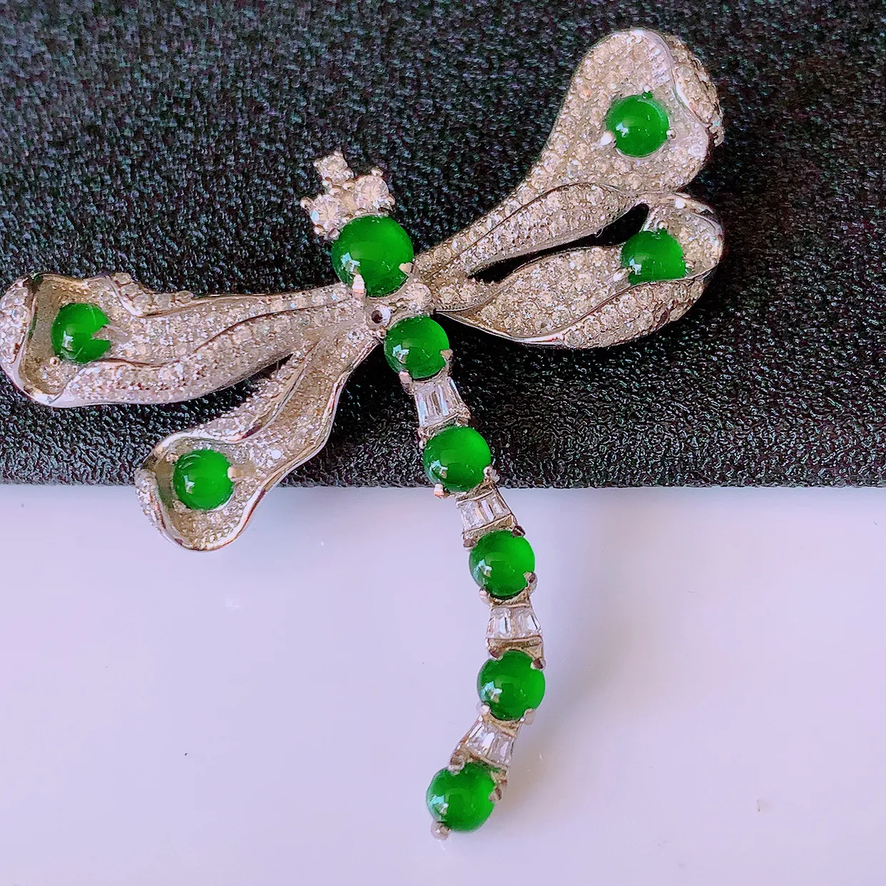 冰透满绿翡翠925银镶嵌蜻蜓胸针，自然光实拍，翠色灵动，颜色漂亮，种老水足，品相佳，佩戴佳品！#97.7整体37.5-42.5*10裸石4*4