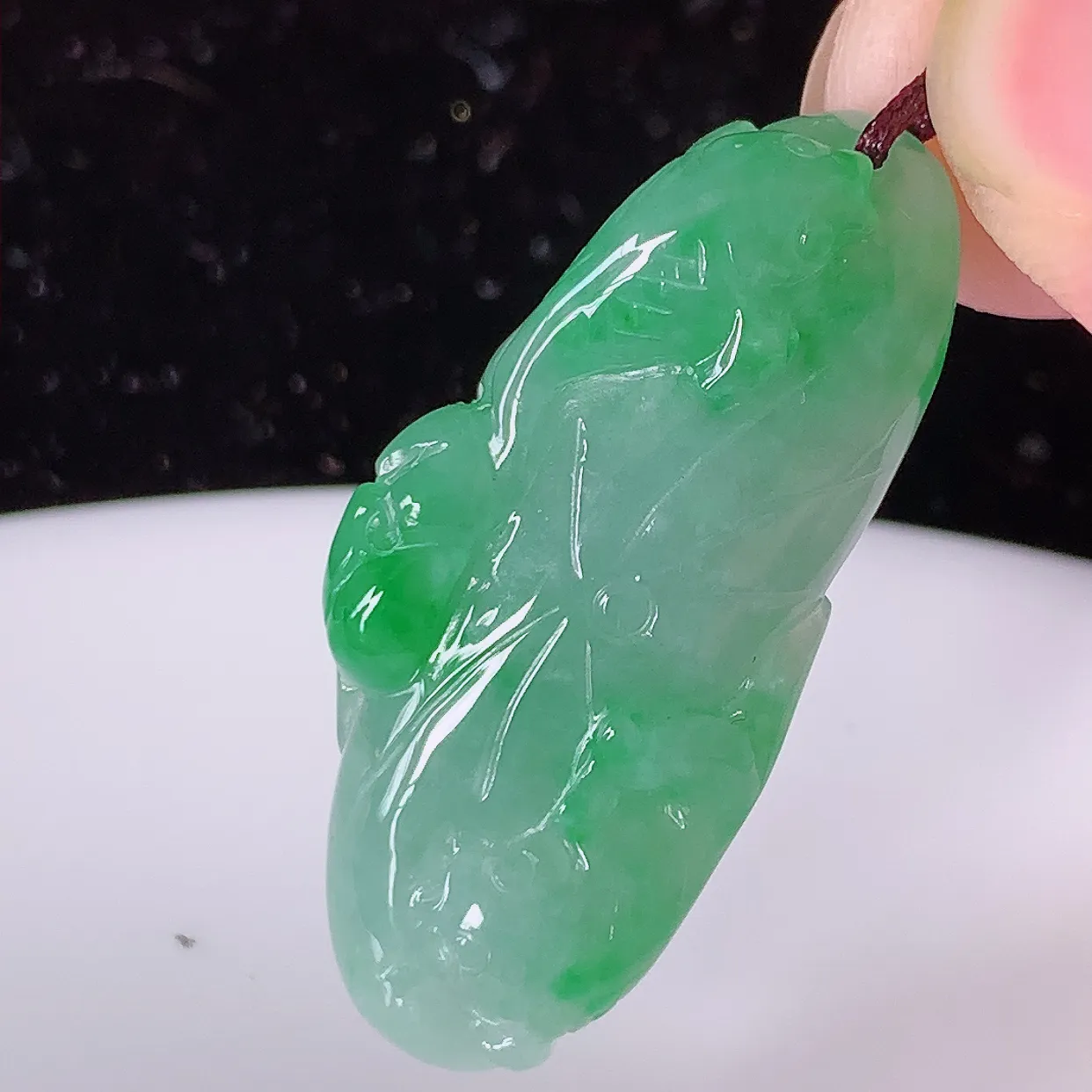 自然光实拍，冰润飘绿翡翠荷叶鱼、和和美美玉坠，财源广进，自然隐逸、荷本是素不着尘之物，有和美之寓意。#05.7