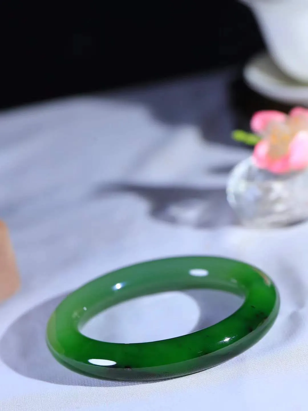 【碧波流转·手镯】

收藏级臻品️和田玉碧玉圆条手镯，玉质细腻温润，手感舒适，️线条流畅，简