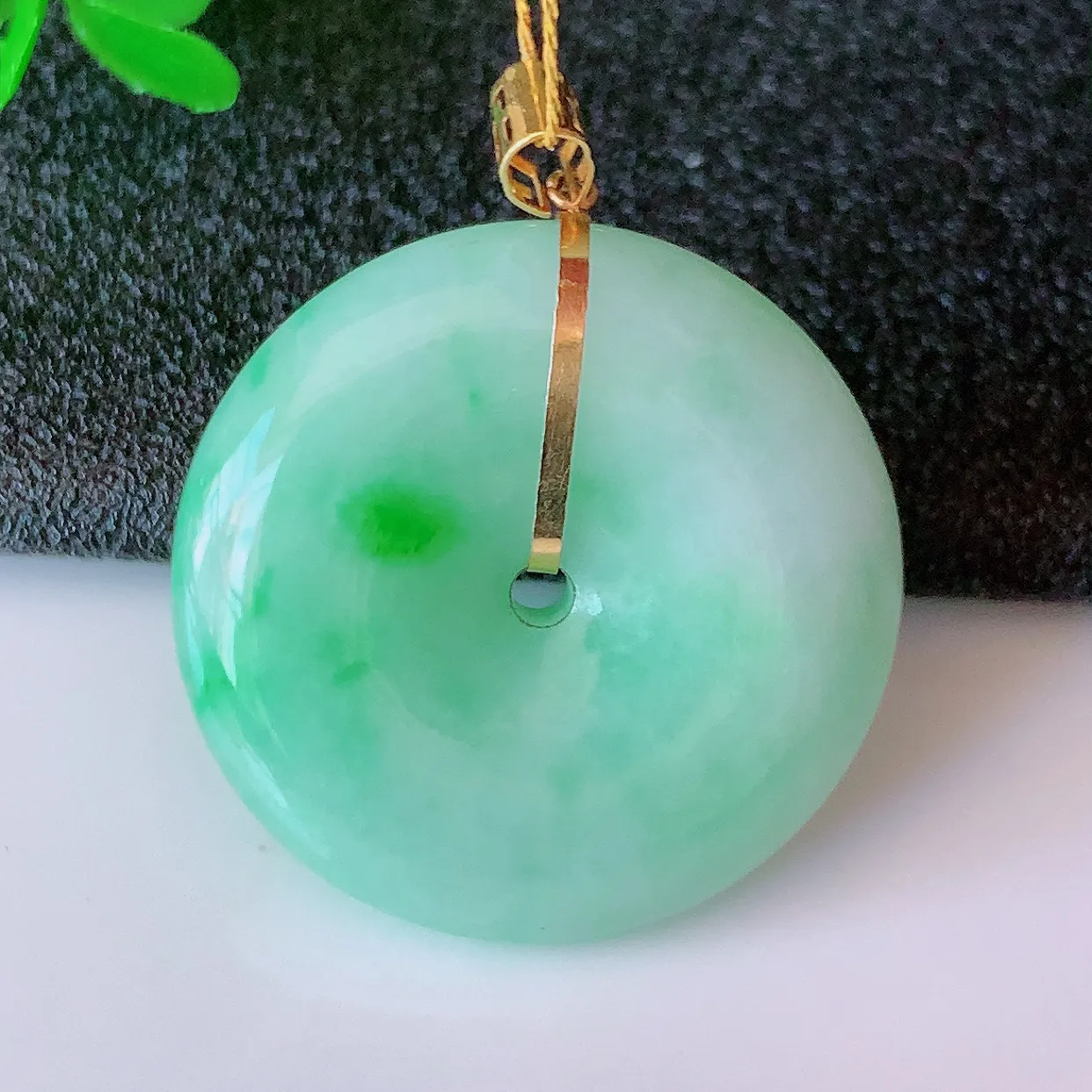 18k金镶嵌飘绿翡翠平安扣吊坠，沁人心脾，精致典雅的设计，为佩戴者，增添色彩，送礼自留都是佳品选择！#00.7