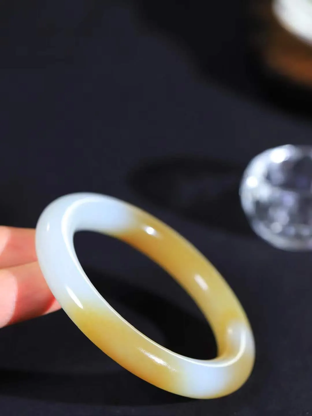 【玉佳人·手镯】

精品️和田玉糖白玉圆条手镯 ，玉质细腻油润，做工细致精美，端庄素雅，亭亭玉立，芊芊素手。芊芊素手，怎能忘镯？秀美圆条，更显婀娜。内径54.5mm 尺寸10.3-10.6mm重53克69110880A