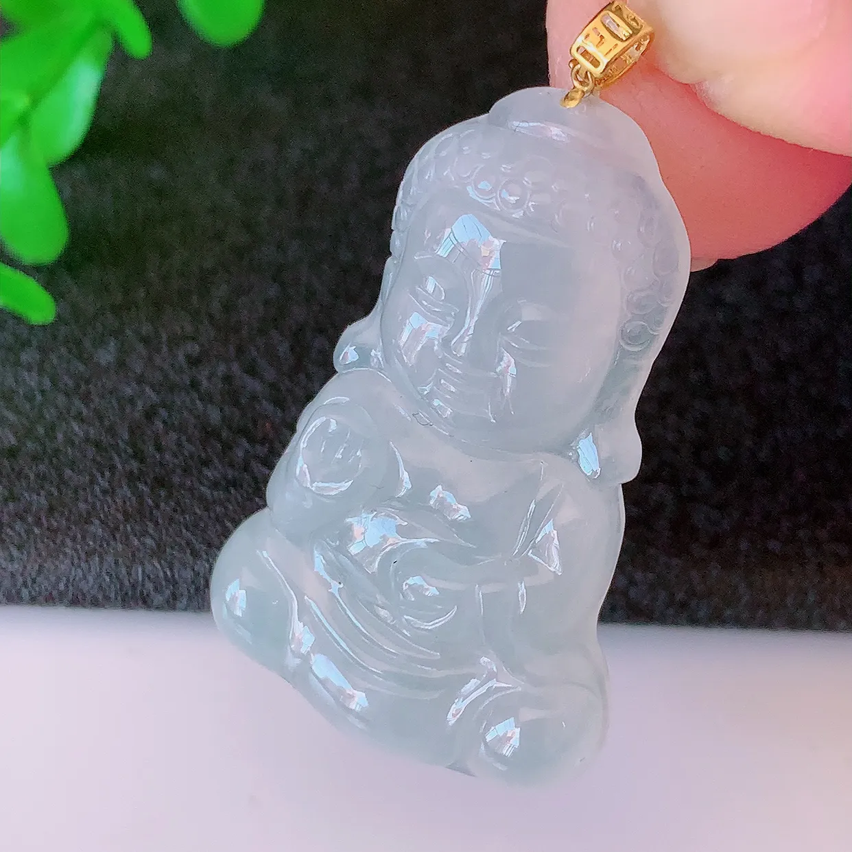 18k金镶嵌冰种翡翠保平安宝宝佛吊坠，沁人心脾，精致典雅的设计，为佩戴者，增添色彩，送礼自留都是佳品