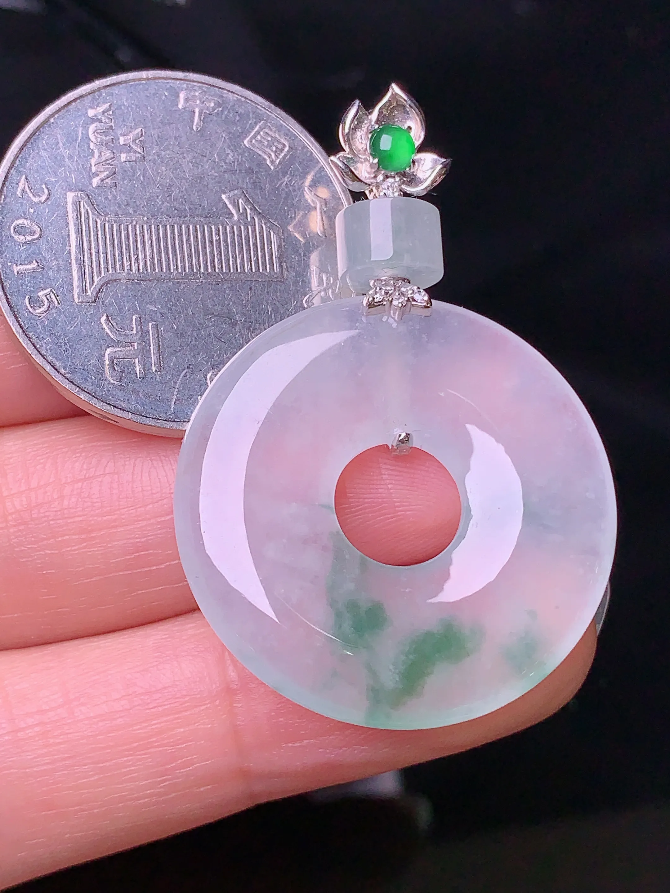 18k金钻镶嵌冰种飘绿平安环吊坠 玉质细腻 色泽清新艳丽 整体尺寸41.3*27.8*4.2