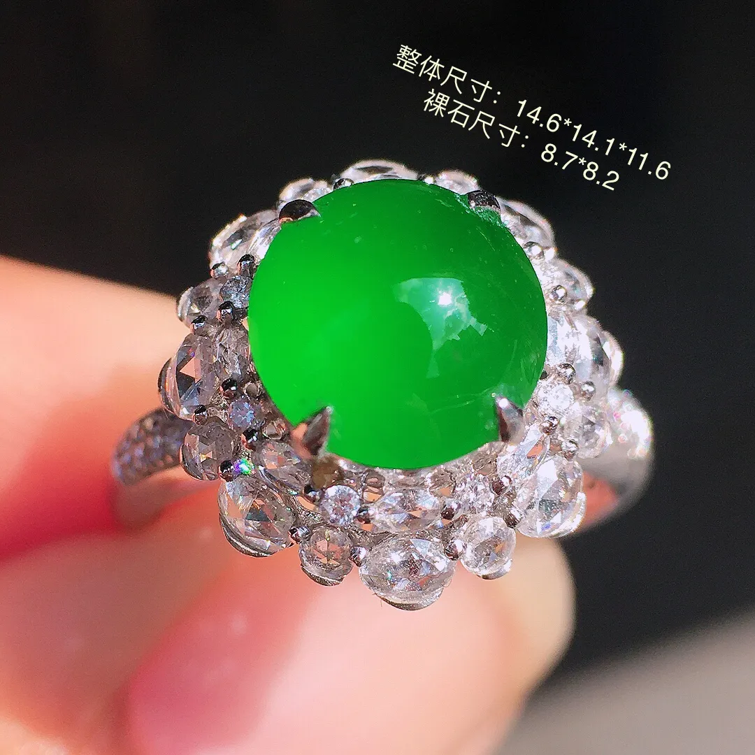 满绿蛋面戒指，色泽均匀浓郁，玉质细腻，荧光感超
强，饱满圆润，尽显优雅气质，18k
金豪华镶嵌