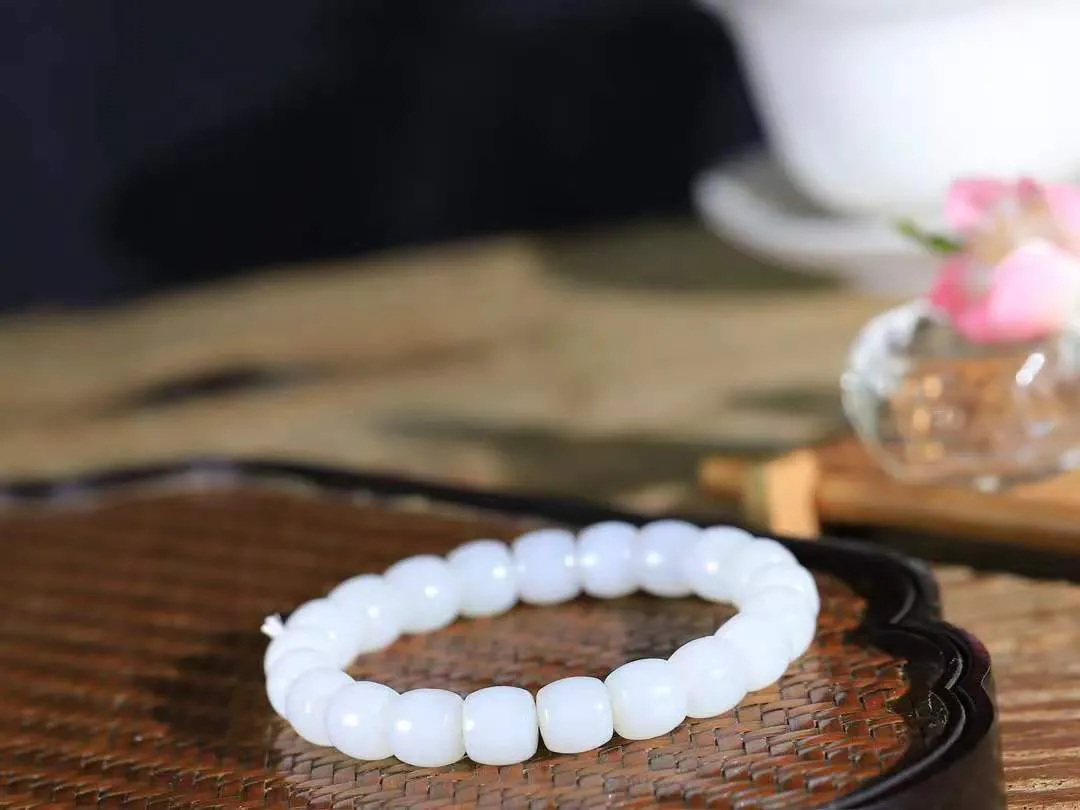 （老型珠.手串）

精品 和田玉白玉老型珠手串，玉质细腻油润 饱满光滑 质朴无华，悠远简单，人心境