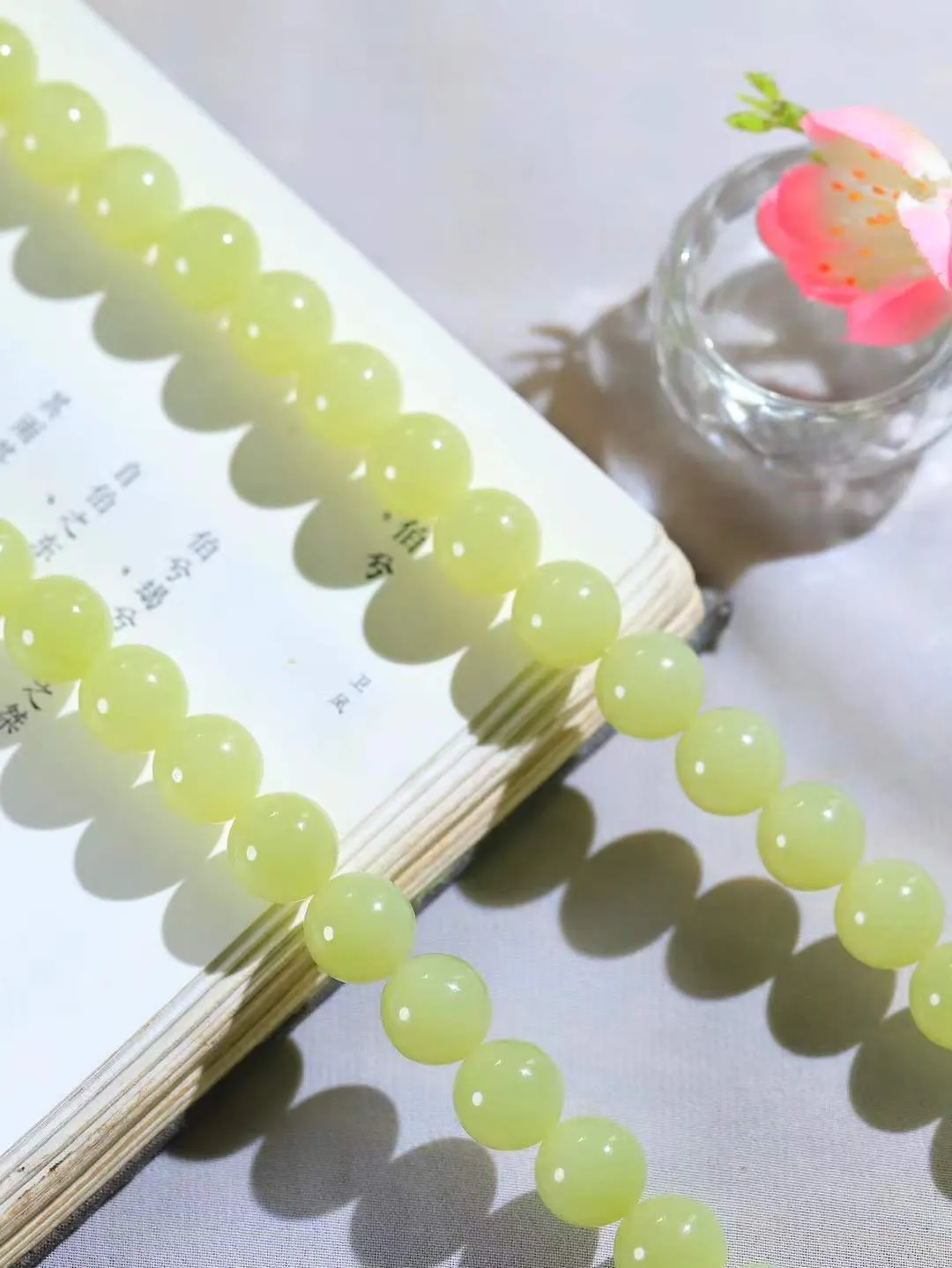 【珠圆玉润.手持】

精品和田玉黄口珠圆玉润手持，也可做项链，玉质温润细腻  整串打磨圆润，佩戴舒适。珠珠落玉盘，间关莺语花底滑，一生美好时光，无论身在何处，都有它相伴相守。事事顺遂，幸福美满，吉祥如意。重135.2克 尺寸取一11.9mm  FDA-11110833