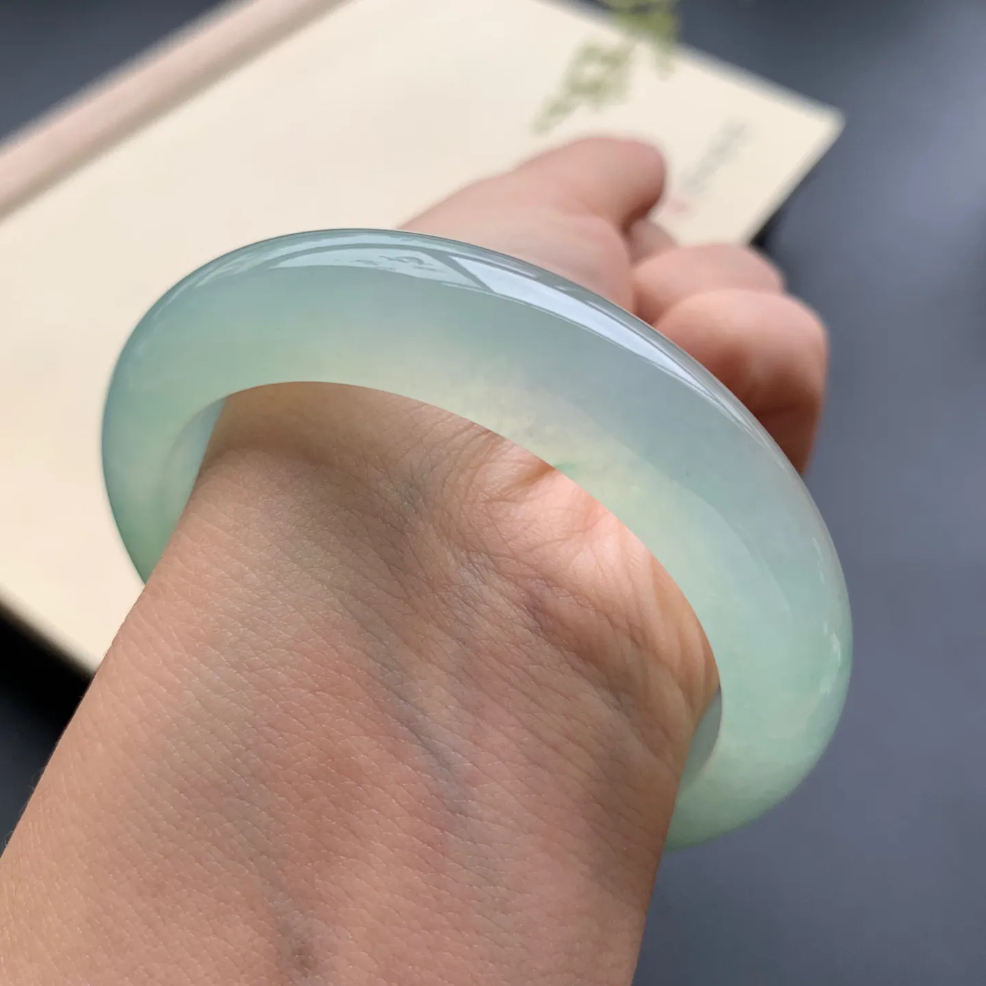 53.6圈口冰晴绿正圈手镯 尺寸：53.6-12.5-8.8，无纹裂，冰透水润，胶感十足