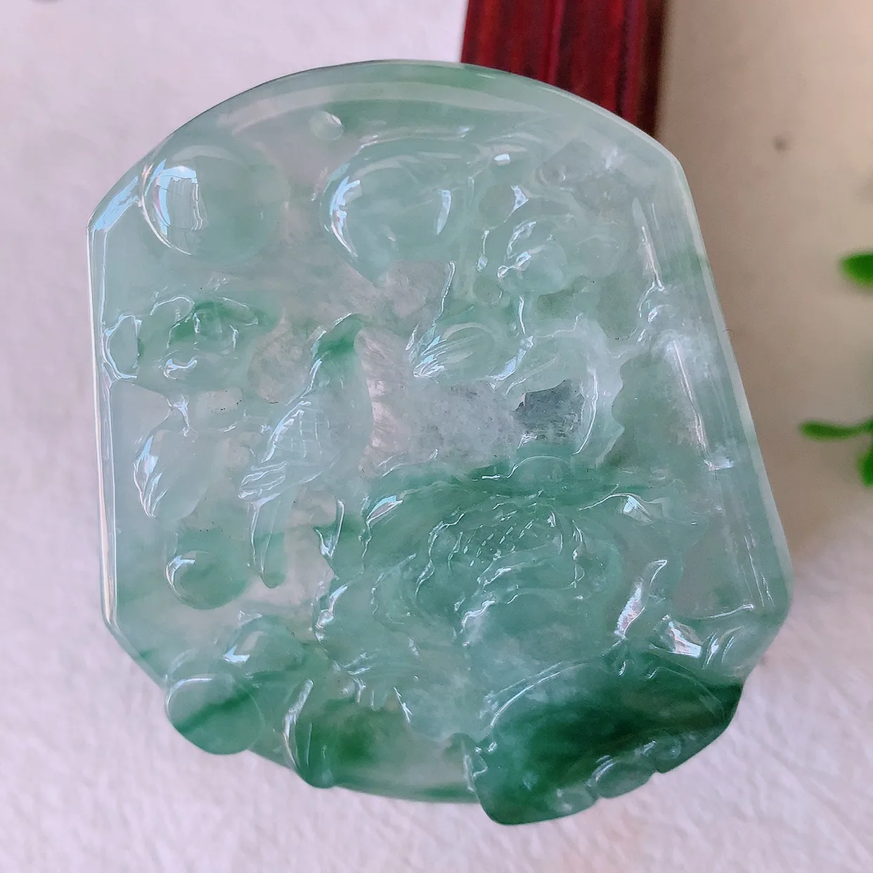 自然光实拍，冰种飘花翡翠喜上眉梢吊坠，时人之家，闻鹊声皆以为喜，故谓喜鹊报喜。”题材有喜上眉梢，双喜