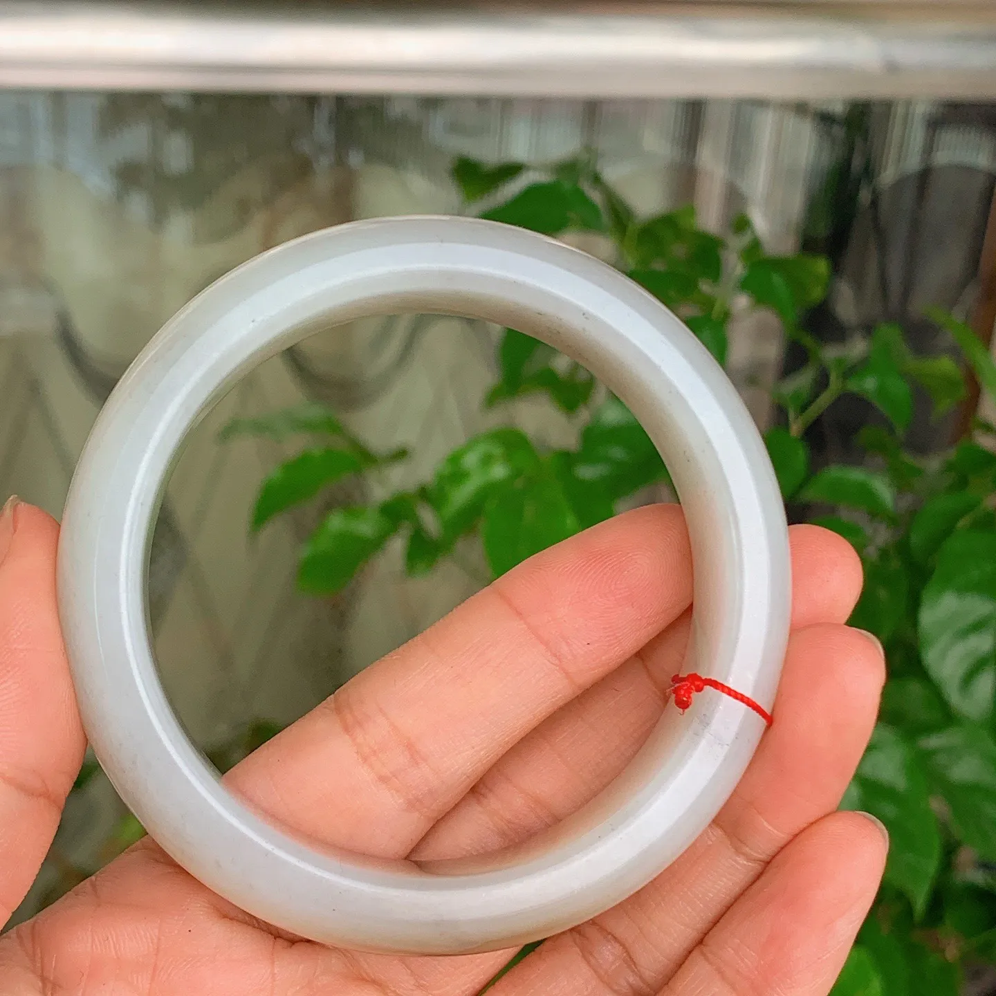 59圈口 新疆和田玉且末糖手镯   且末糖一口糖手镯 59圈口条宽18厚9重77.5克，玉质细腻油润 底色纯净 脂粉好。结构好。品质好！lt251107