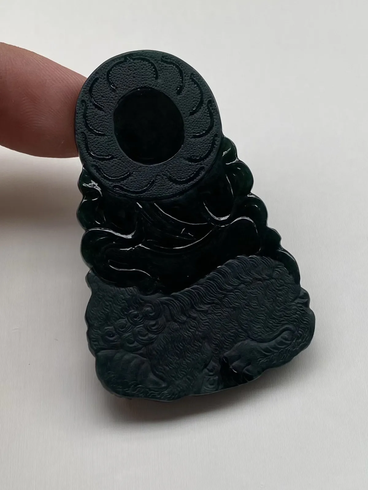 墨翠【文殊菩萨】细腻干净，黑度好、性价比高，雕工精湛，打灯透绿‘