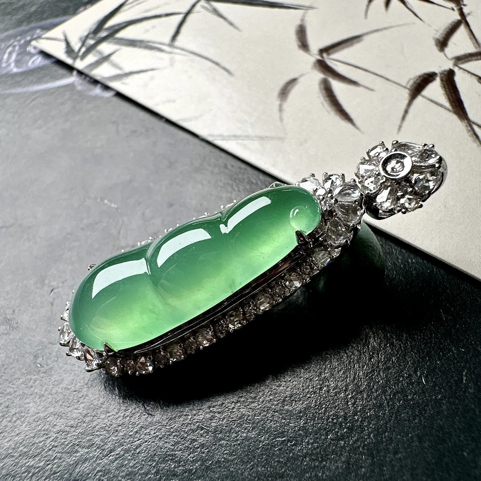 【冰种绿福豆吊坠】种地上乘，冰感十足，通透起光，饱满圆润，18k金钻镶嵌，裸石尺寸27.6*10.5*5.2毫米。