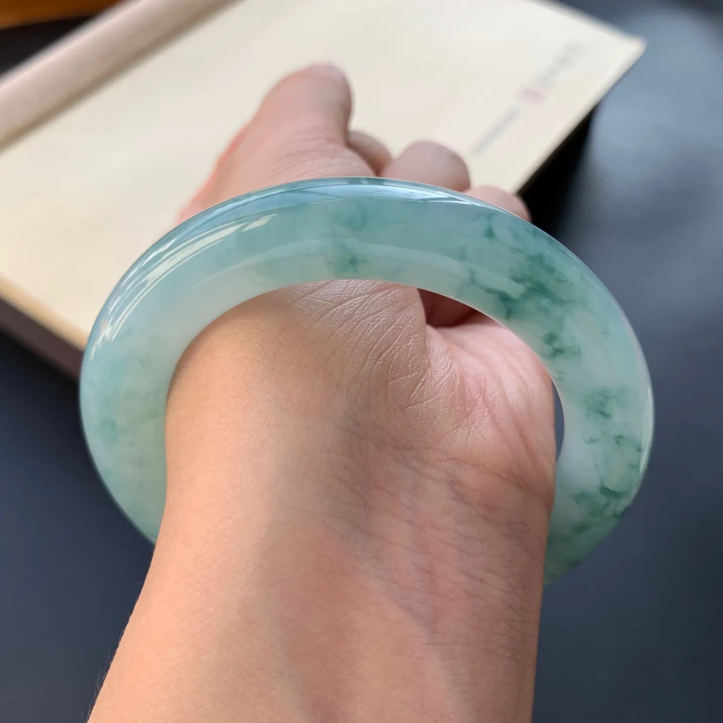 52.8圈口冰飘花圆条手镯 尺寸：52.8-10.8-11，无纹裂，水润起胶，花色浓郁