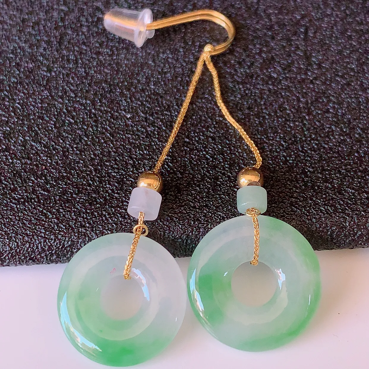 18k金镶嵌冰种飘绿翡翠平安扣耳坠，沁人心脾，耳坠佩戴效果大气出众，尽显气质。种水好，胶感足，颜相当漂亮，高性价比，值得入手品鉴！#41.7整体46裸石14.2*2.8