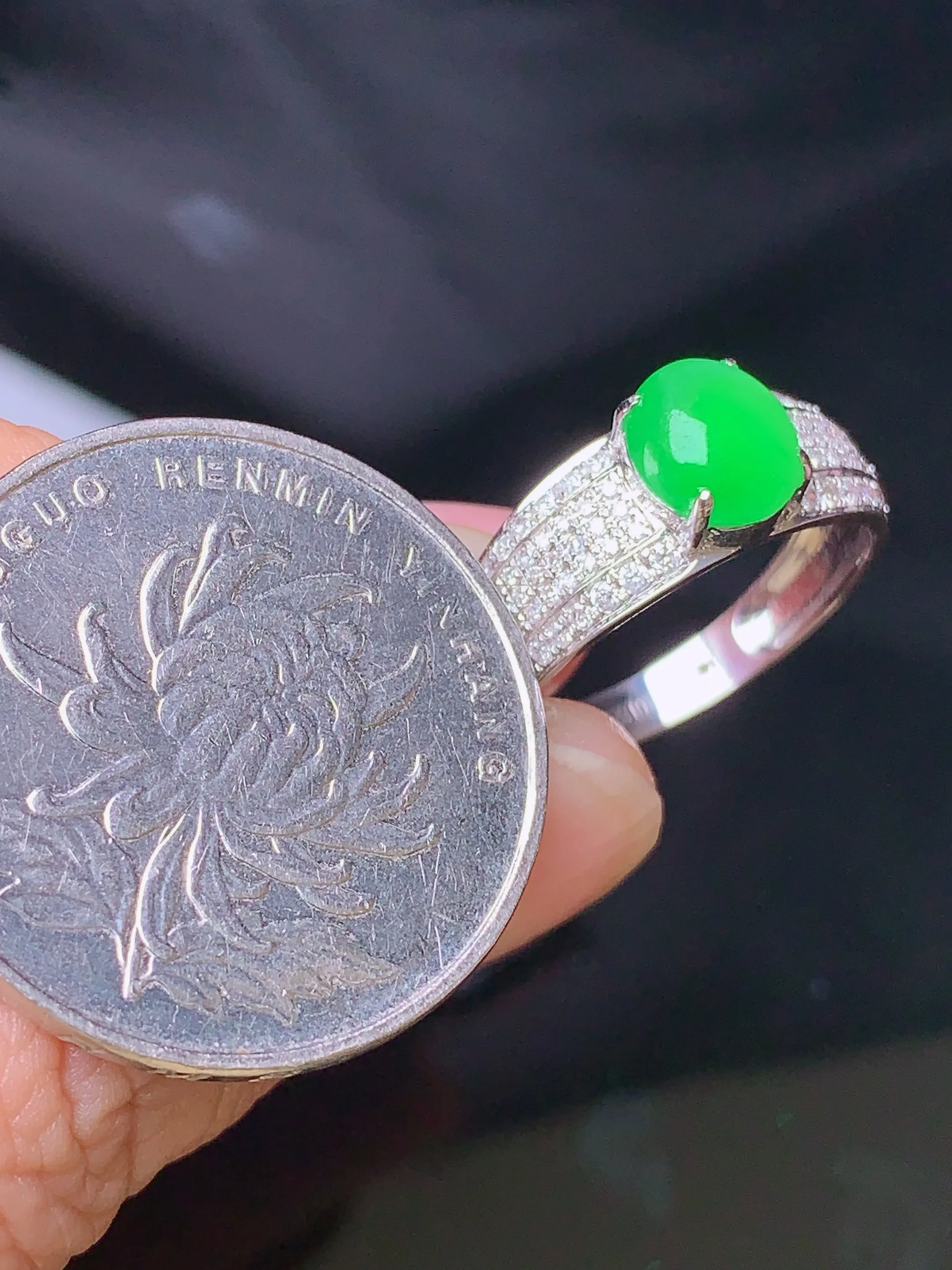 18k金钻镶嵌满绿蛋面戒指 玉质细腻 色泽清新艳丽 圈口15 整体尺寸7.2*6.3*3.8