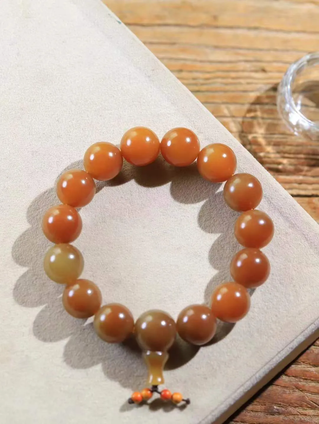 【珠圆玉润.手串】

精品和田玉糖玉珠圆玉润手串 玉质温润细腻  整串打磨圆润，佩戴舒适。珠珠落玉盘