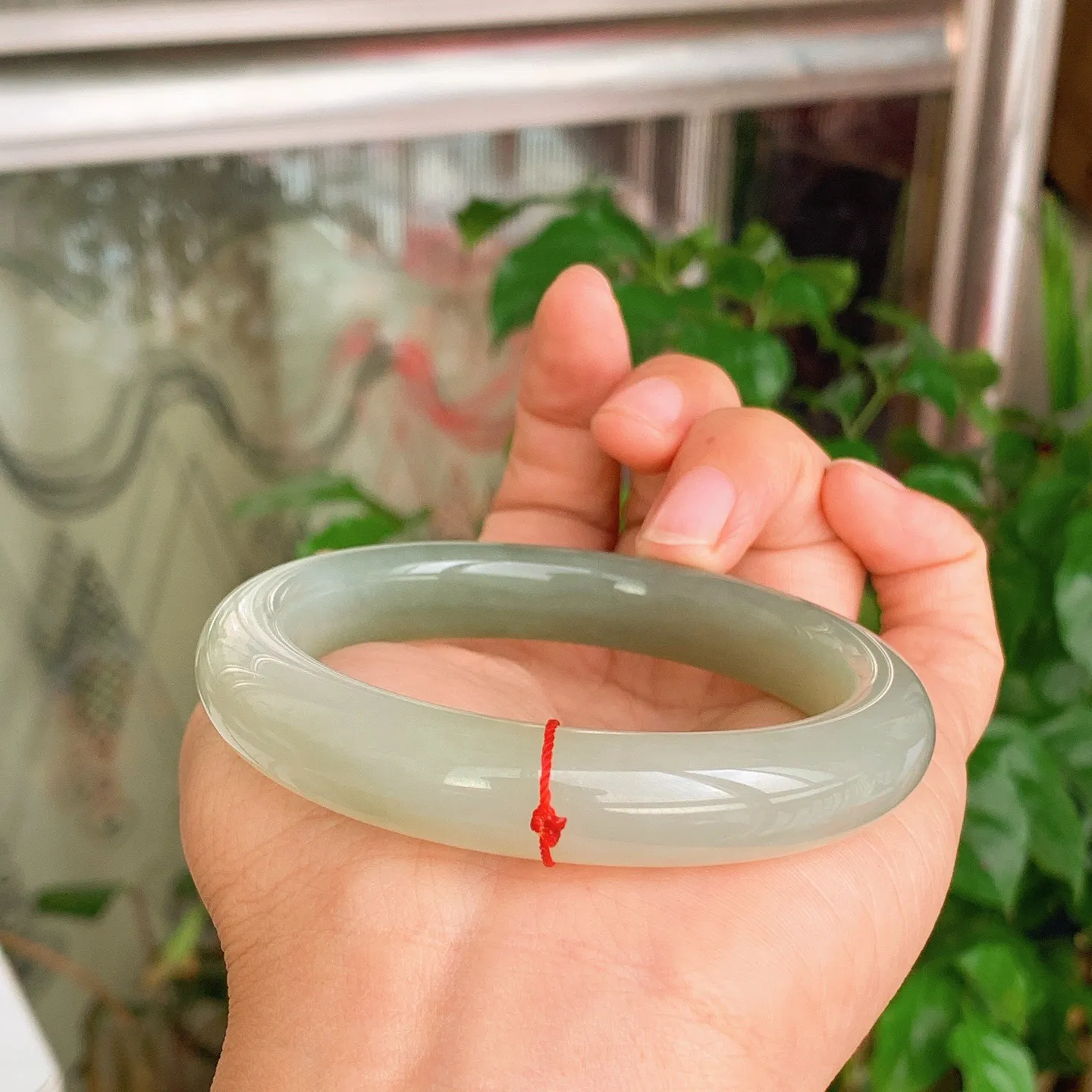 58圈口 和田玉青海翠翠青手镯   58圈口条宽12厚10重58克，玉质细腻油润 底色纯净 脂粉好。结构好。品质好！lt251107