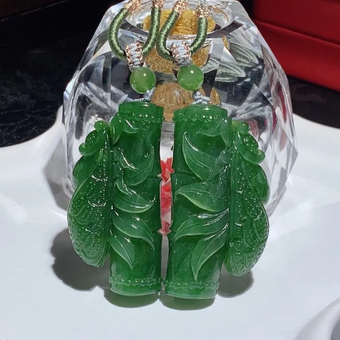 单个价！和田玉阳绿俄罗斯碧玉一鸣惊人节节高升挂件。尺寸44/22/14总重44.5克。玉质细腻油润。手推出油。佩戴高端典雅。lt251107