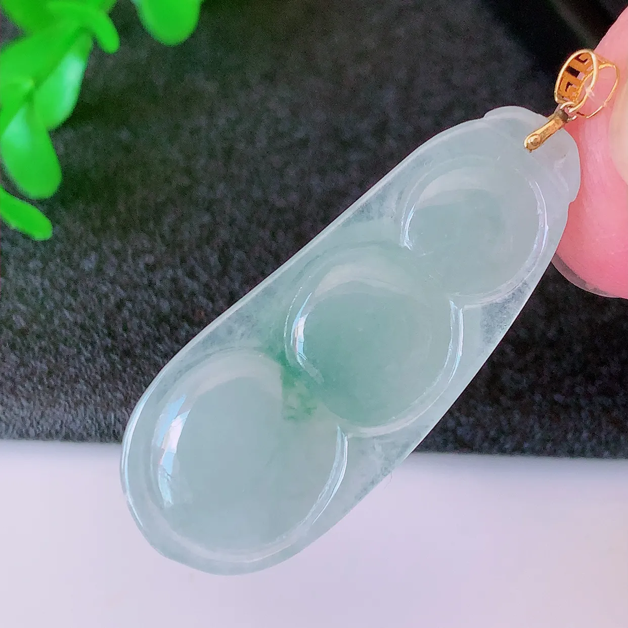 18K金镶嵌冰种飘花翡翠福豆吊坠，种老水足，雕工精湛 ，寓意美好，佩戴时尚出众！#49.7