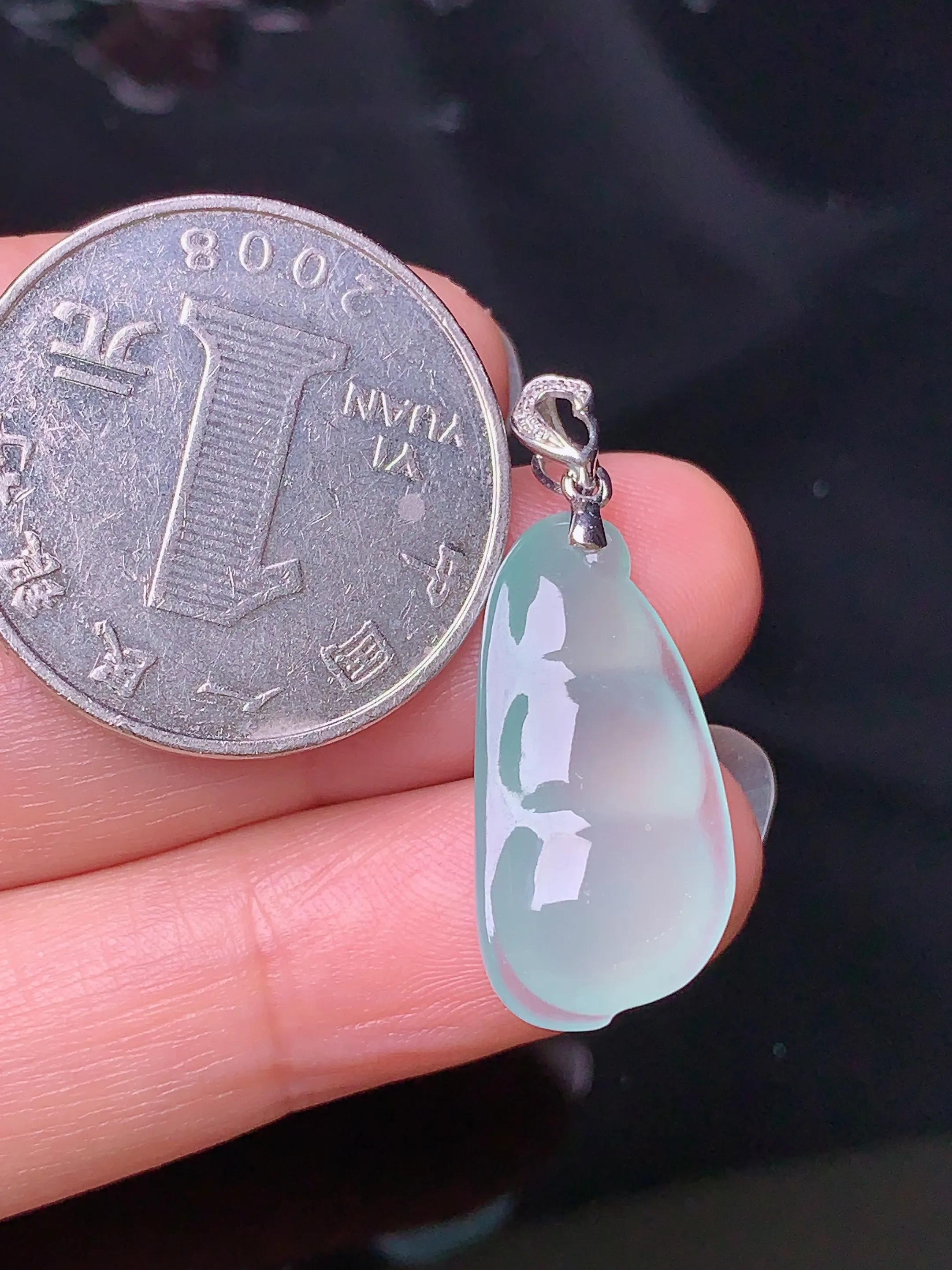 18k金镶嵌冰种四季豆吊坠 玉质细腻 色泽清新艳丽 整体尺寸29.3*11.5*5.7