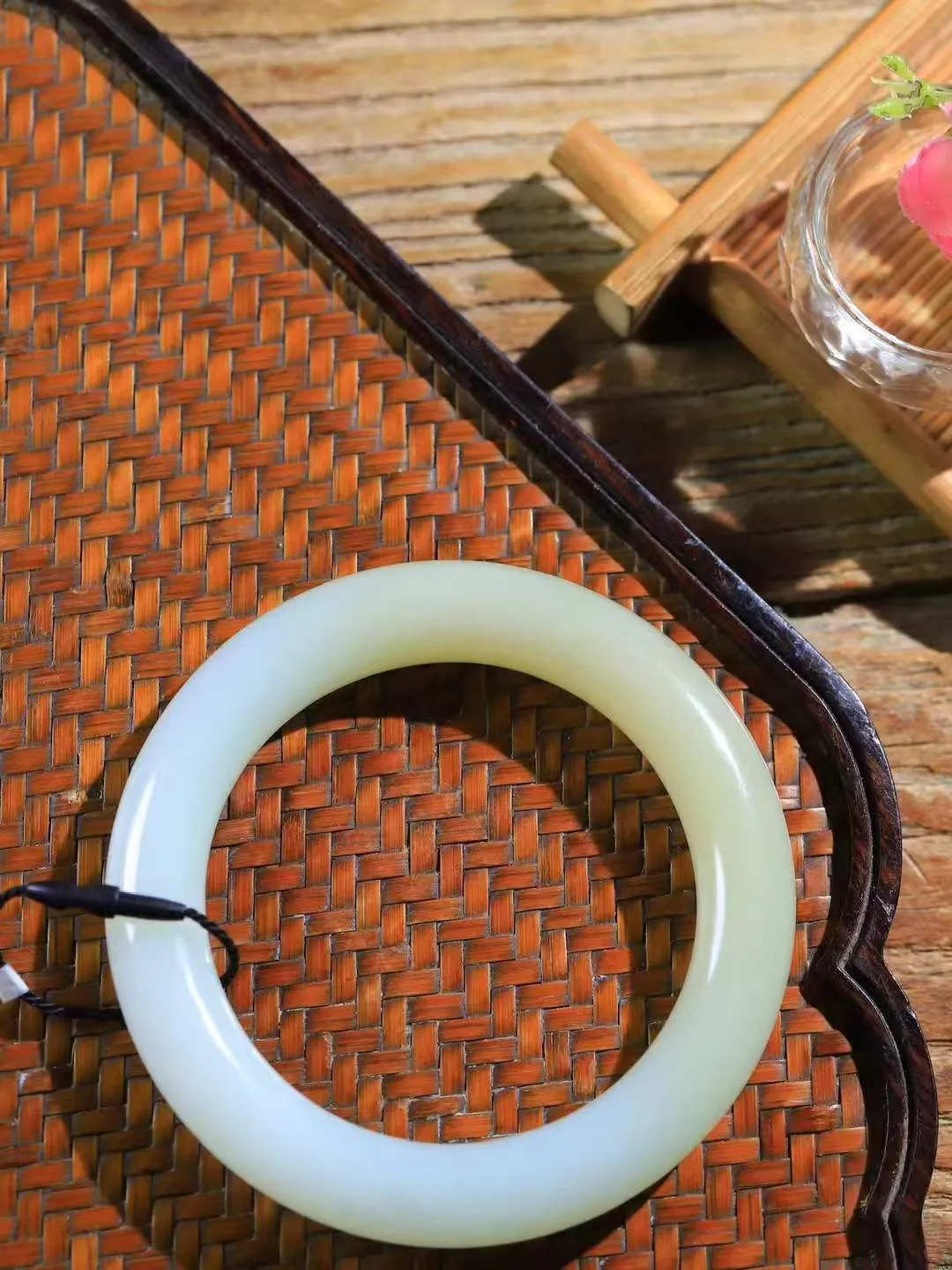 【腕间柔情.手镯】   

精品️和田玉糖白玉圆条手镯 玉质温润细腻 油性十足 古朴秀雅 轻抚岁月的栏杆软香温玉，腕间玉镯轻轻晃动，令人情动心间，撷一缕月末的芬芳，把心思铺陈，时光静美，惟有你最温柔。重64.2克   尺寸56-11.2-11.6mm  46114800A