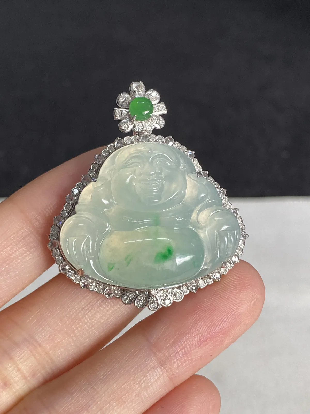 翡翠冰糯种飘绿吊坠，伴钻石
