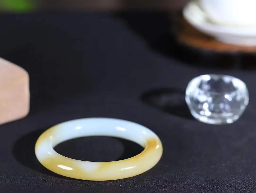 【玉佳人·手镯】

精品️和田玉糖白玉圆条手镯 ，玉质细腻油润，做工细致精美，端庄素雅，亭亭玉立，